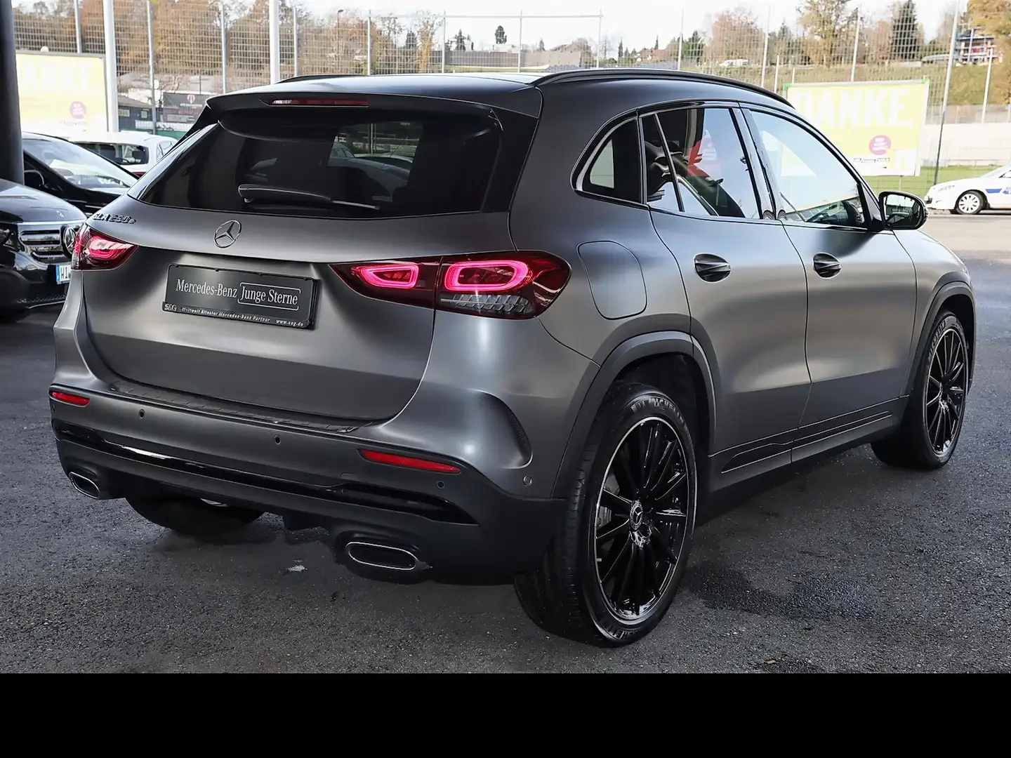 Mercedes-Benz GLA 250 e AHK+PANO+DISTRONIC+MEMORY+CARPLAY+20" Gris - 2