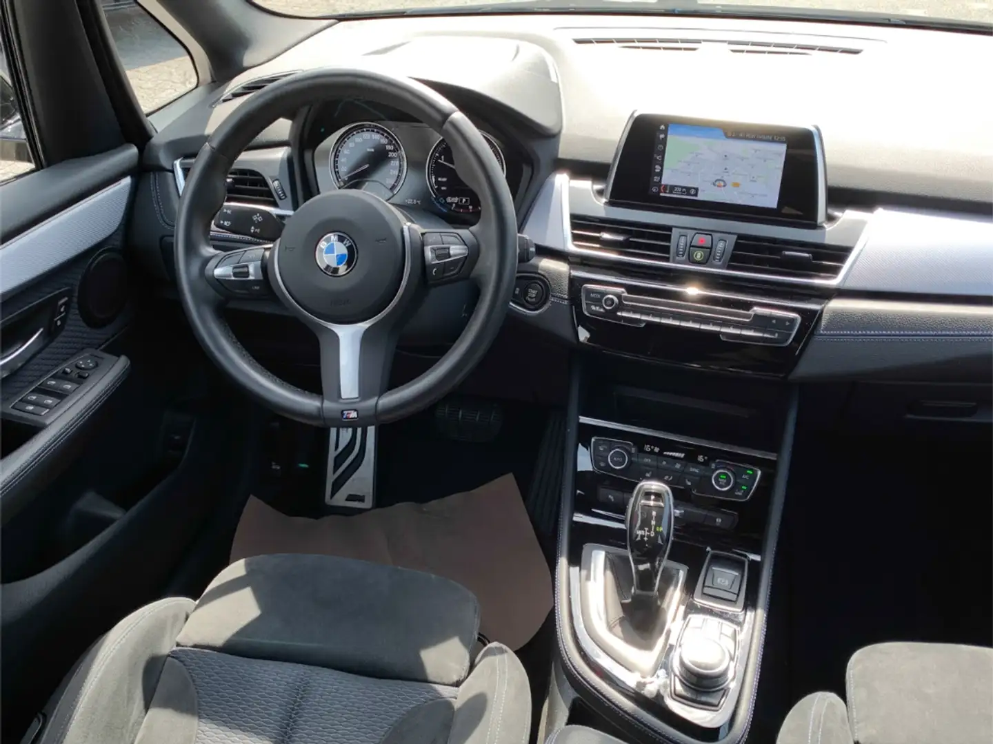 BMW 220 Active Tourer d Aut. M Sport LED SitzHz Navi Černá - 2