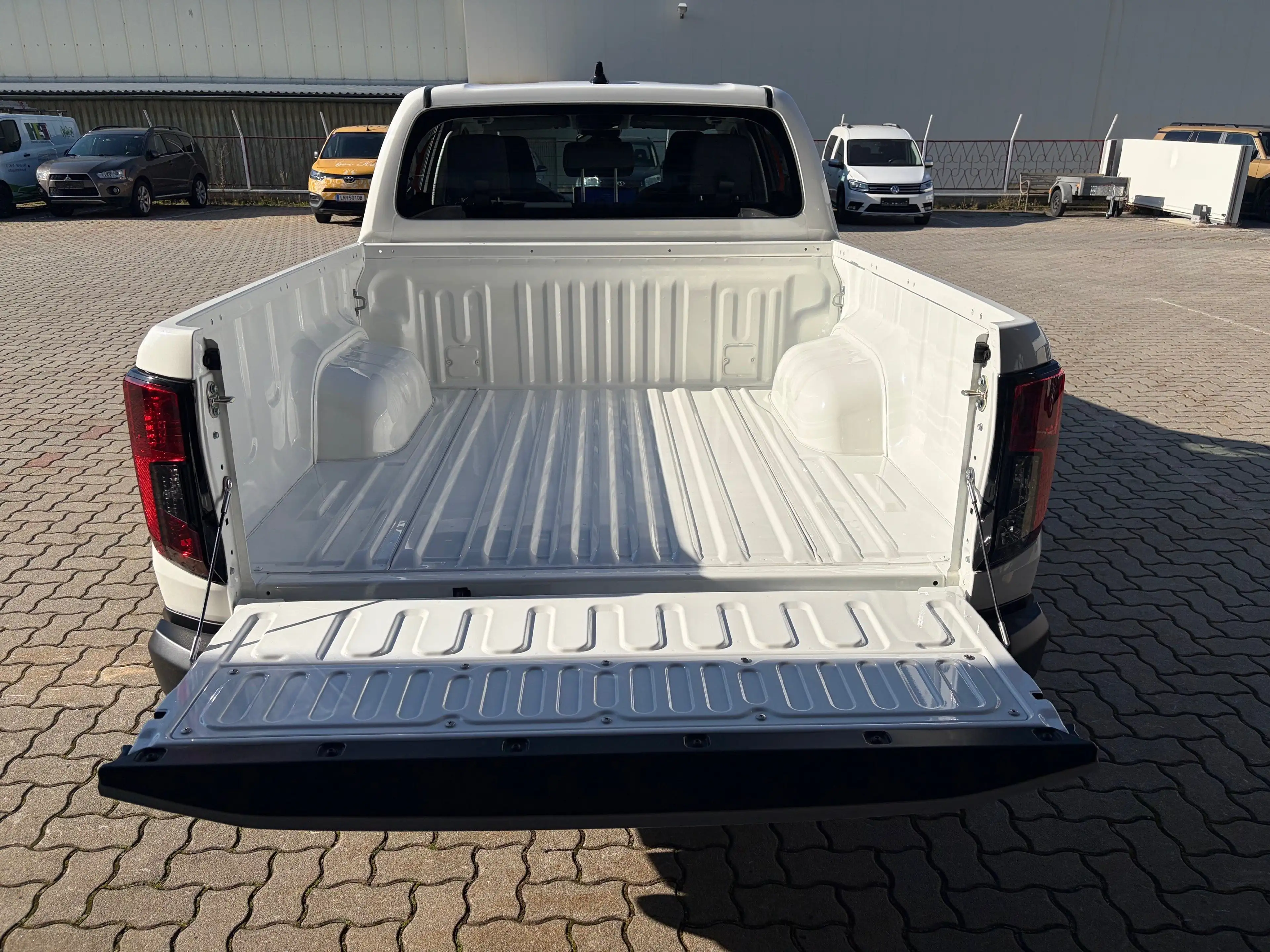 Toyota Hilux Double Cab Electric 144 kW 4x4 Duty Gewerbewochen — photo 7