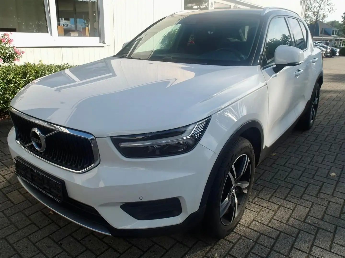 Volvo XC40 2.0 D3 R-DESIGN AUT LEDER AHK NAVI CAM SHZ Weiß - 2