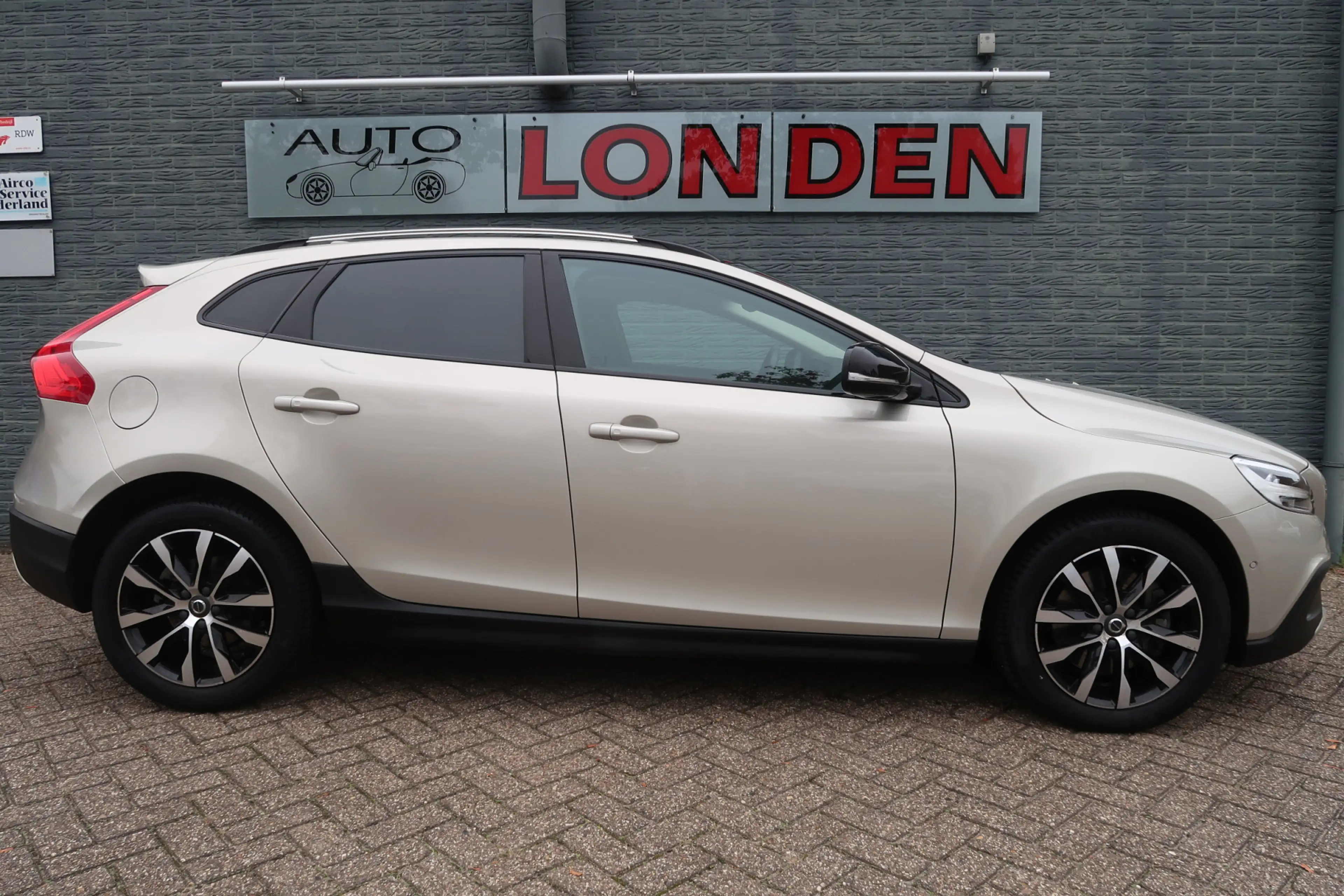 Volvo V40 Cross Country 1.5 T3 Polar+ Luxury Bij ons bedrijf in onderhoud — photo 2