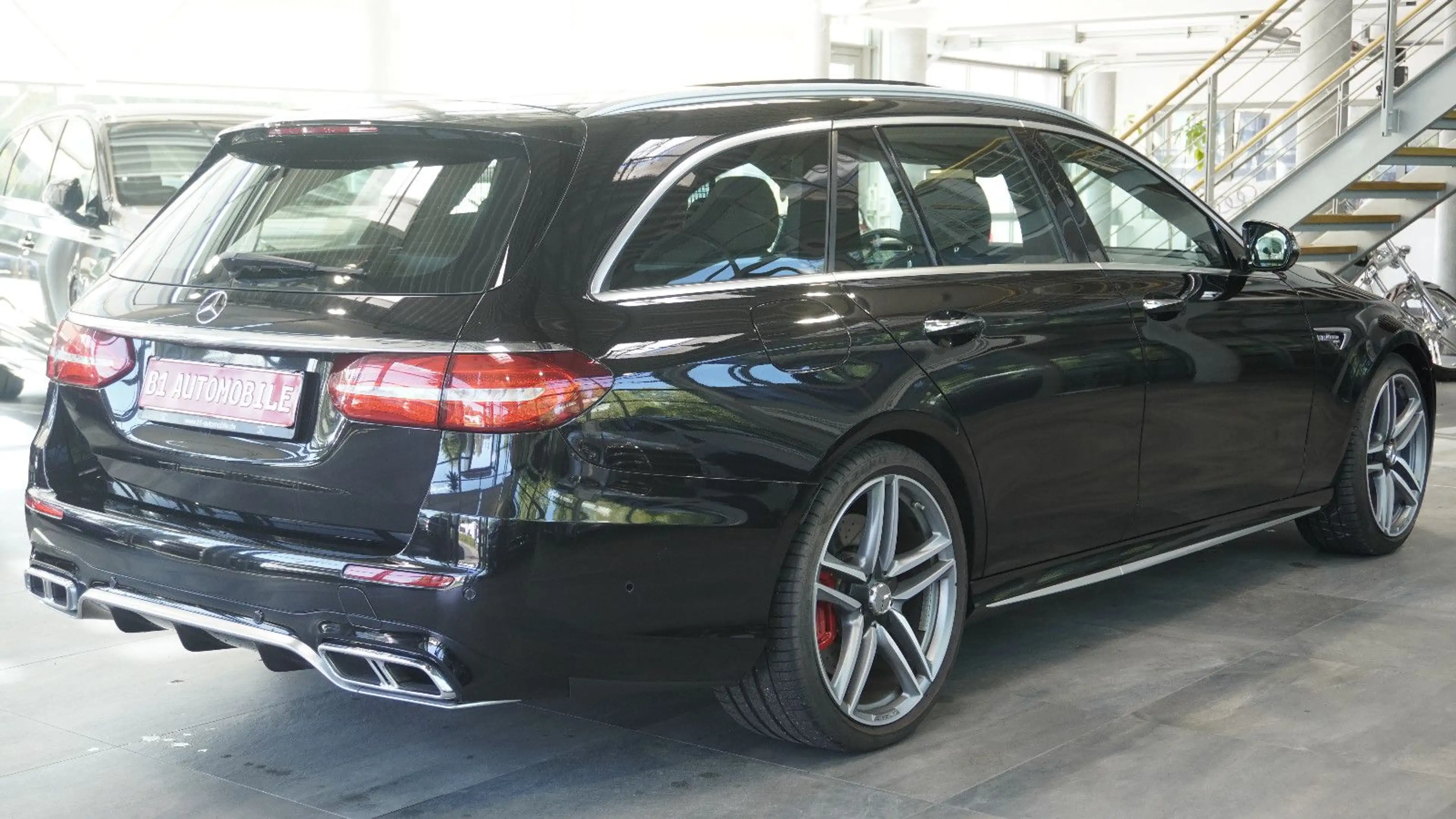 Mercedes-Benz E 63 AMG E 63 S AMG 4Matic T*ACC*PANO*360°-KAM*20" — photo 4