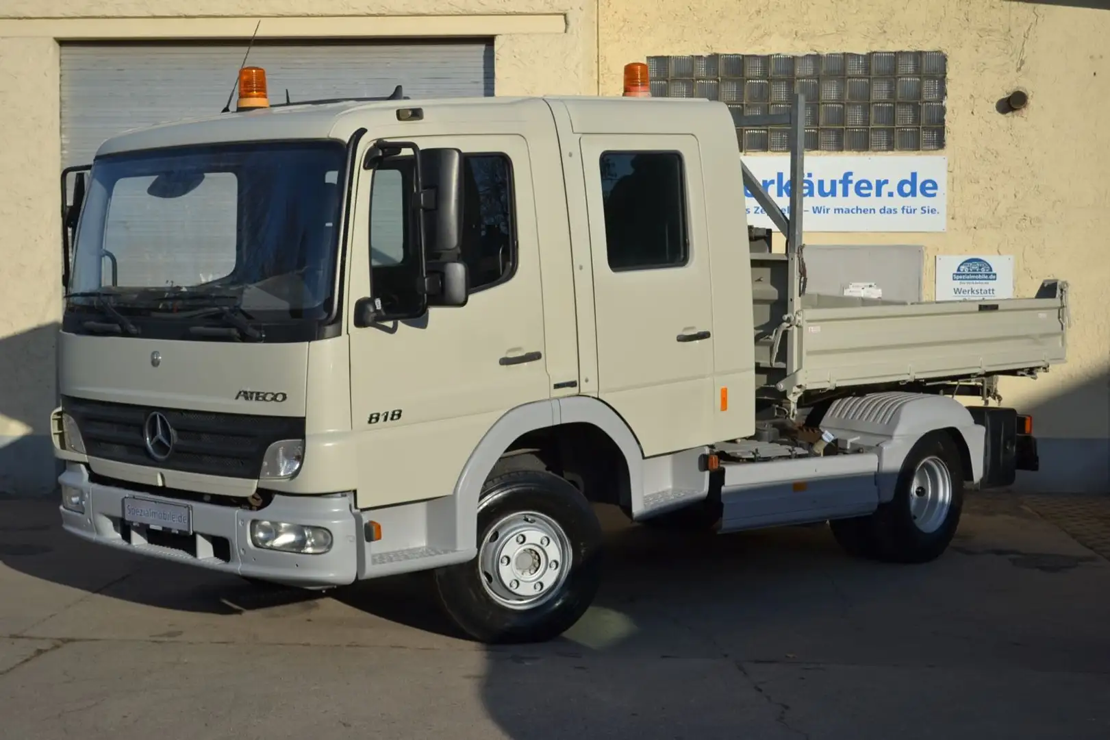 Mercedes-Benz Atego 818 Kipper 1.Hand 146tkm Dreiseitenkipper Grau - 1