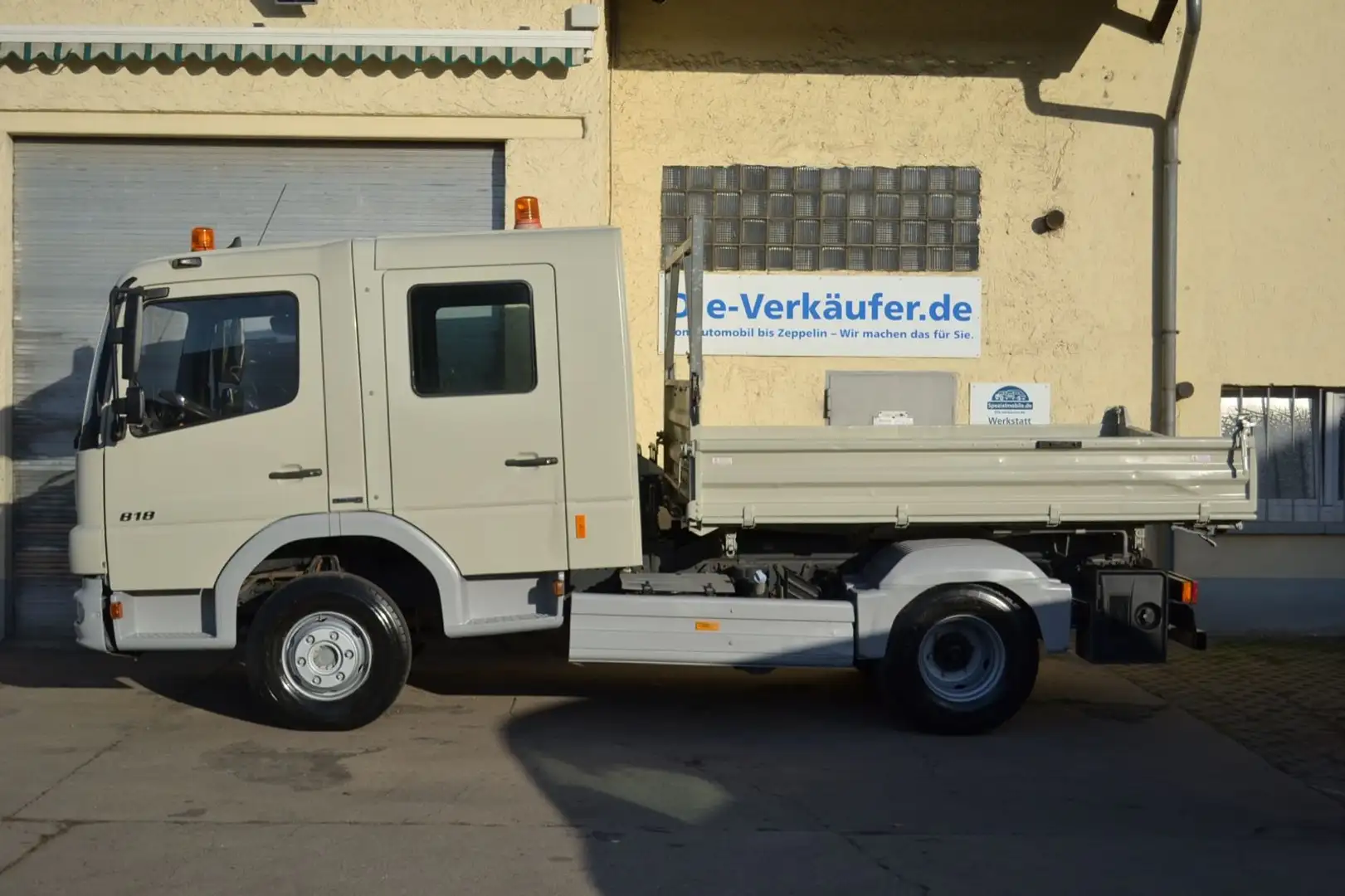 Mercedes-Benz Atego 818 Kipper 1.Hand 146tkm Dreiseitenkipper Grau - 2