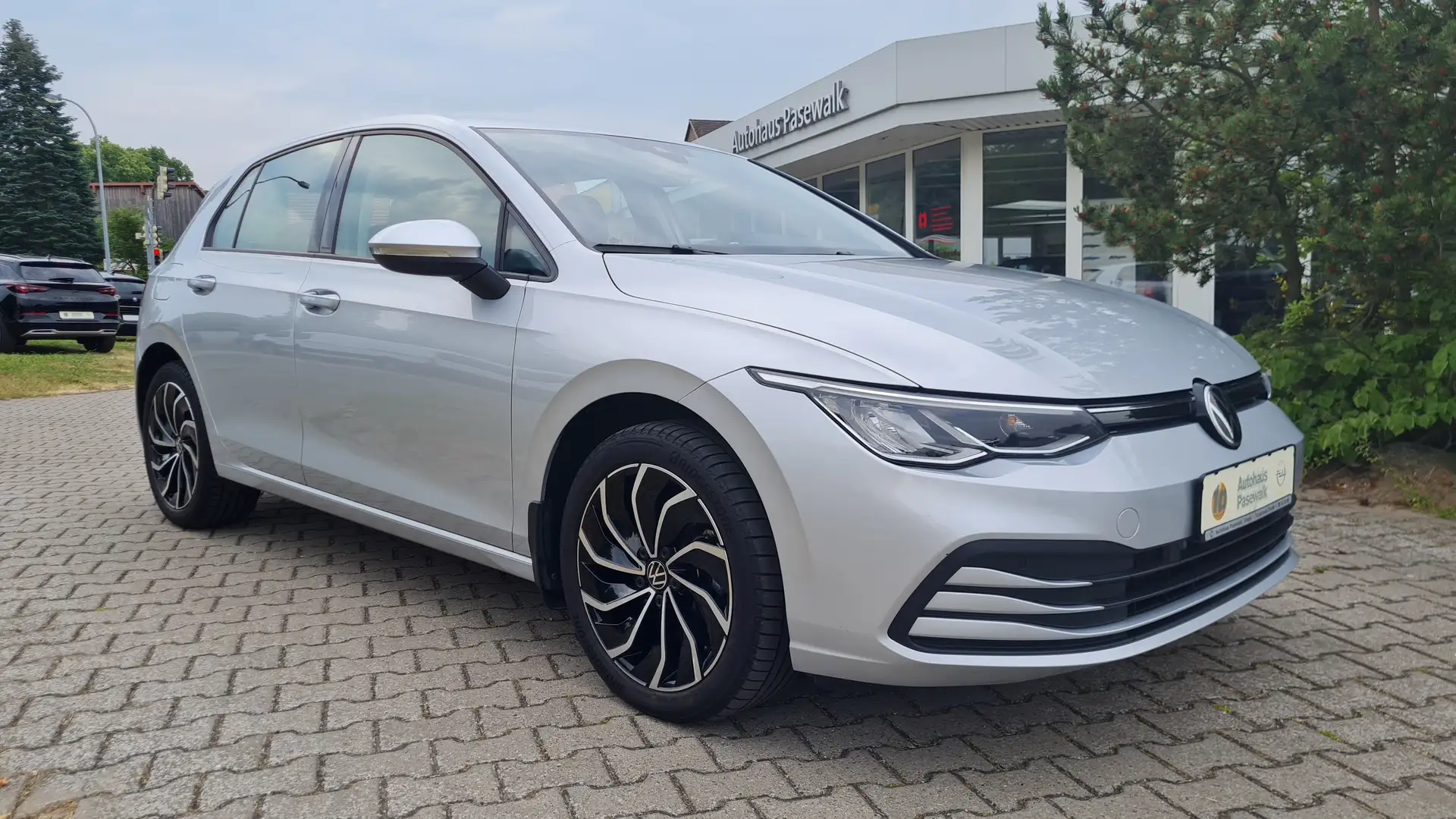 Volkswagen Golf Life VIII 1,5TSI LED NAVI-PRO ACC 3-Zonen-KLIMA... Silber - 1