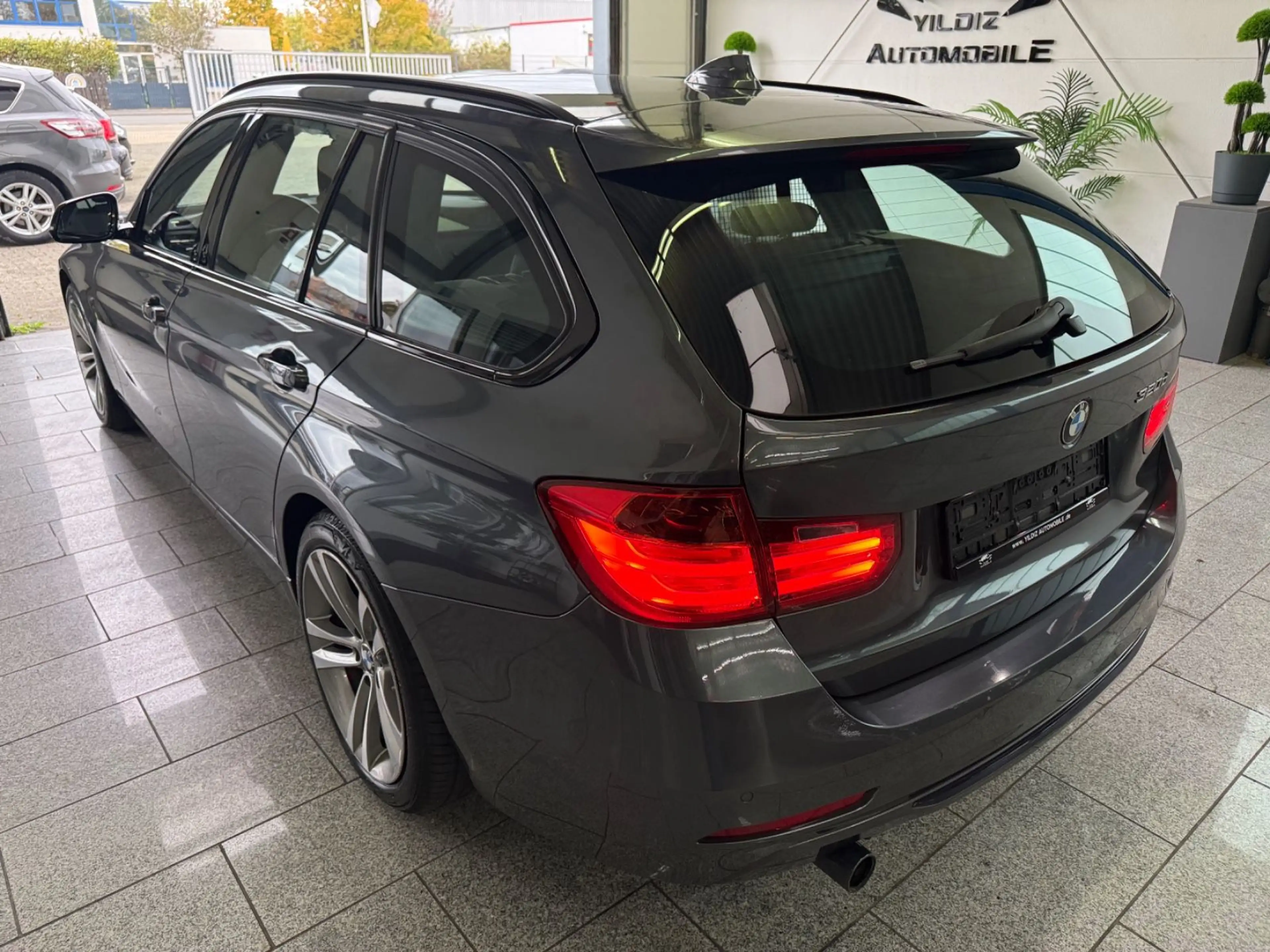 BMW 320 d*SPORT*AUTO*PANO*NAVI*CAM*HUD*BI-XN*LED*TMP — photo 9