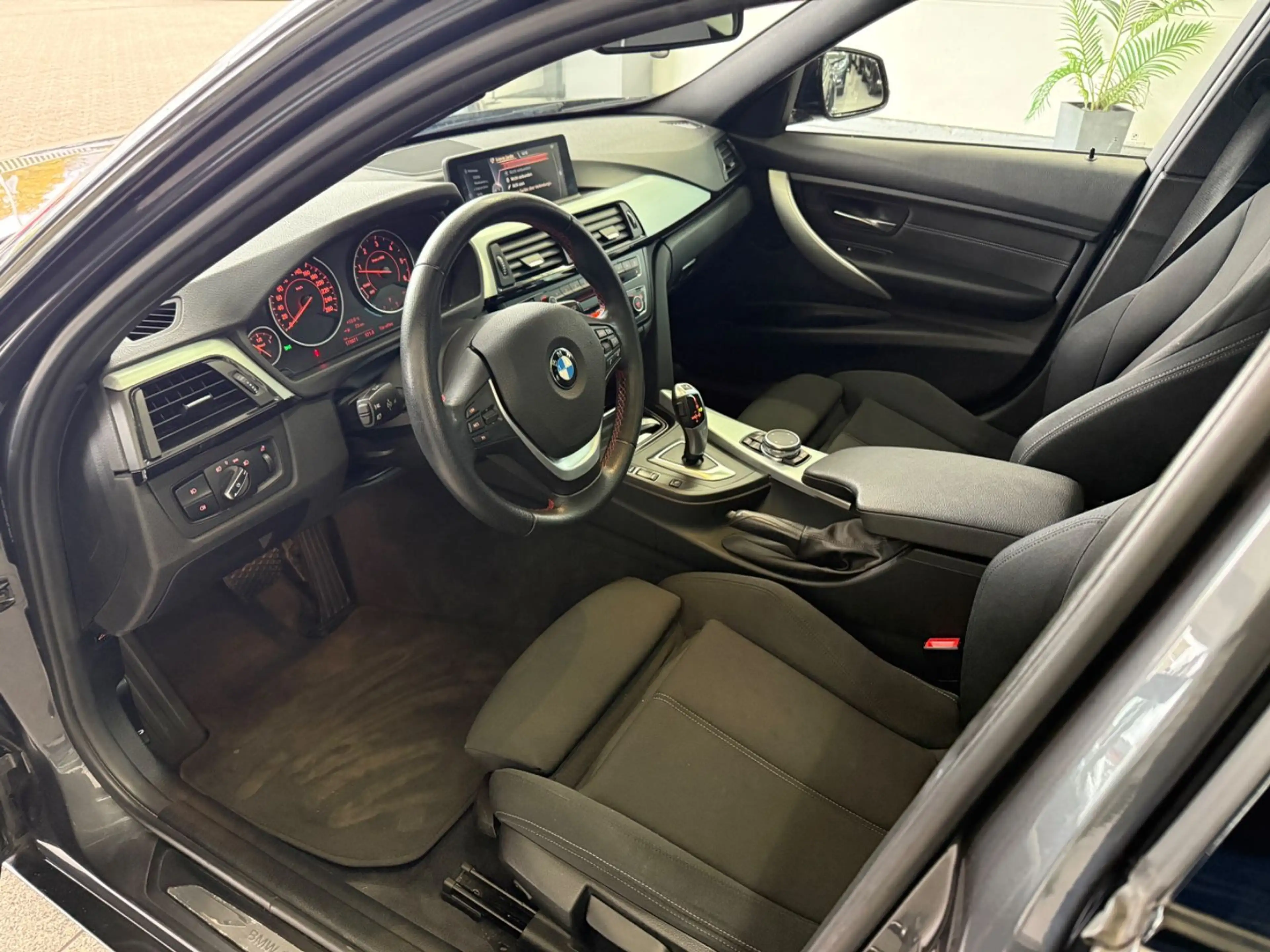 BMW 320 d*SPORT*AUTO*PANO*NAVI*CAM*HUD*BI-XN*LED*TMP — photo 13