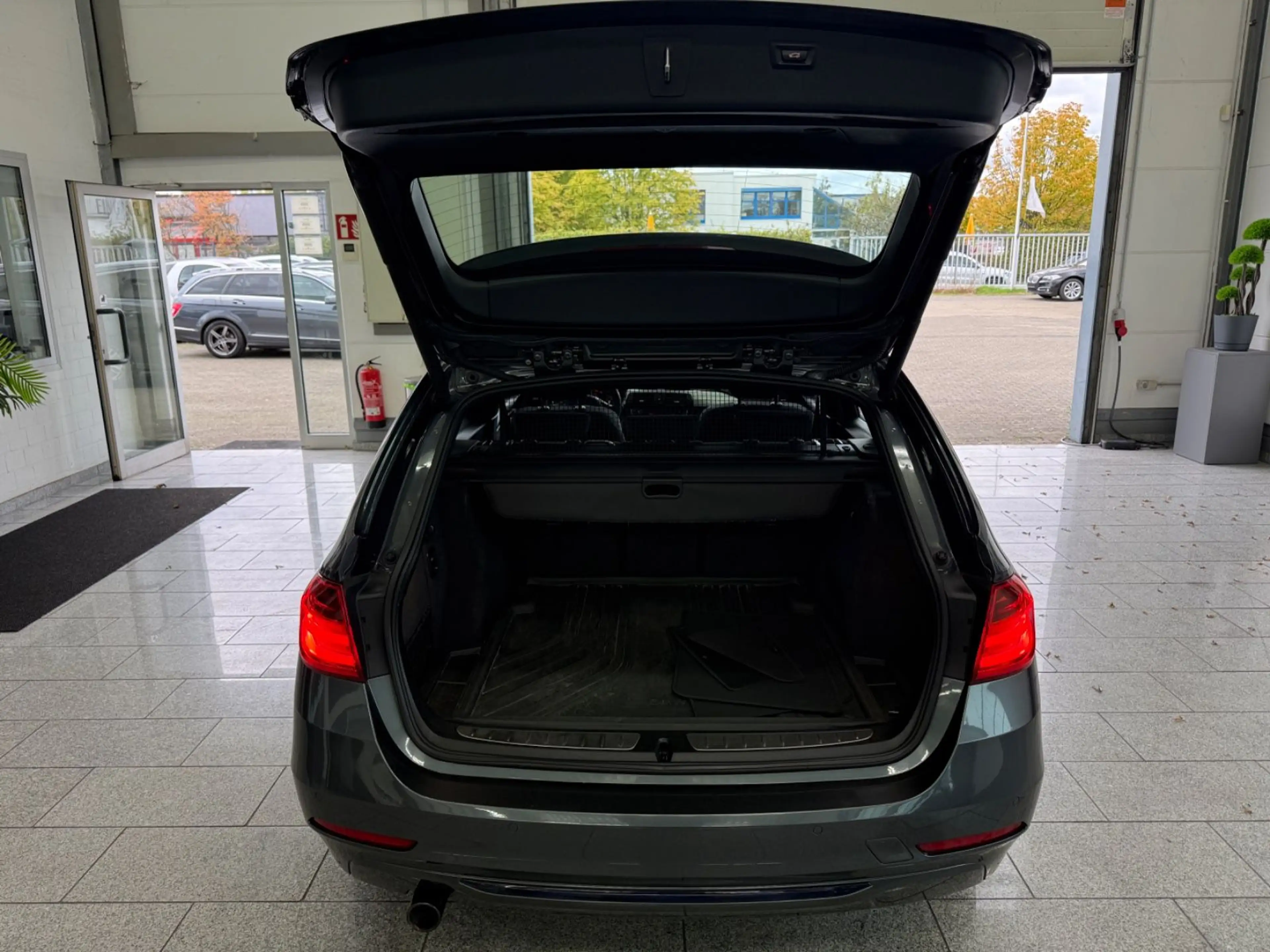 BMW 320 d*SPORT*AUTO*PANO*NAVI*CAM*HUD*BI-XN*LED*TMP — photo 14