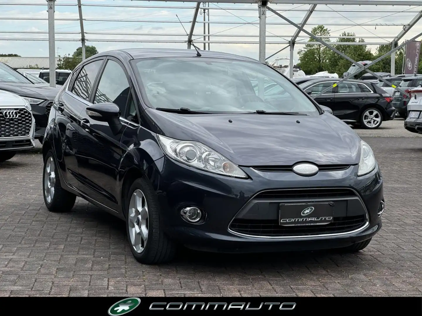 Ford Fiesta 1.2 82 CV 5 porte Titanium Grau - 2