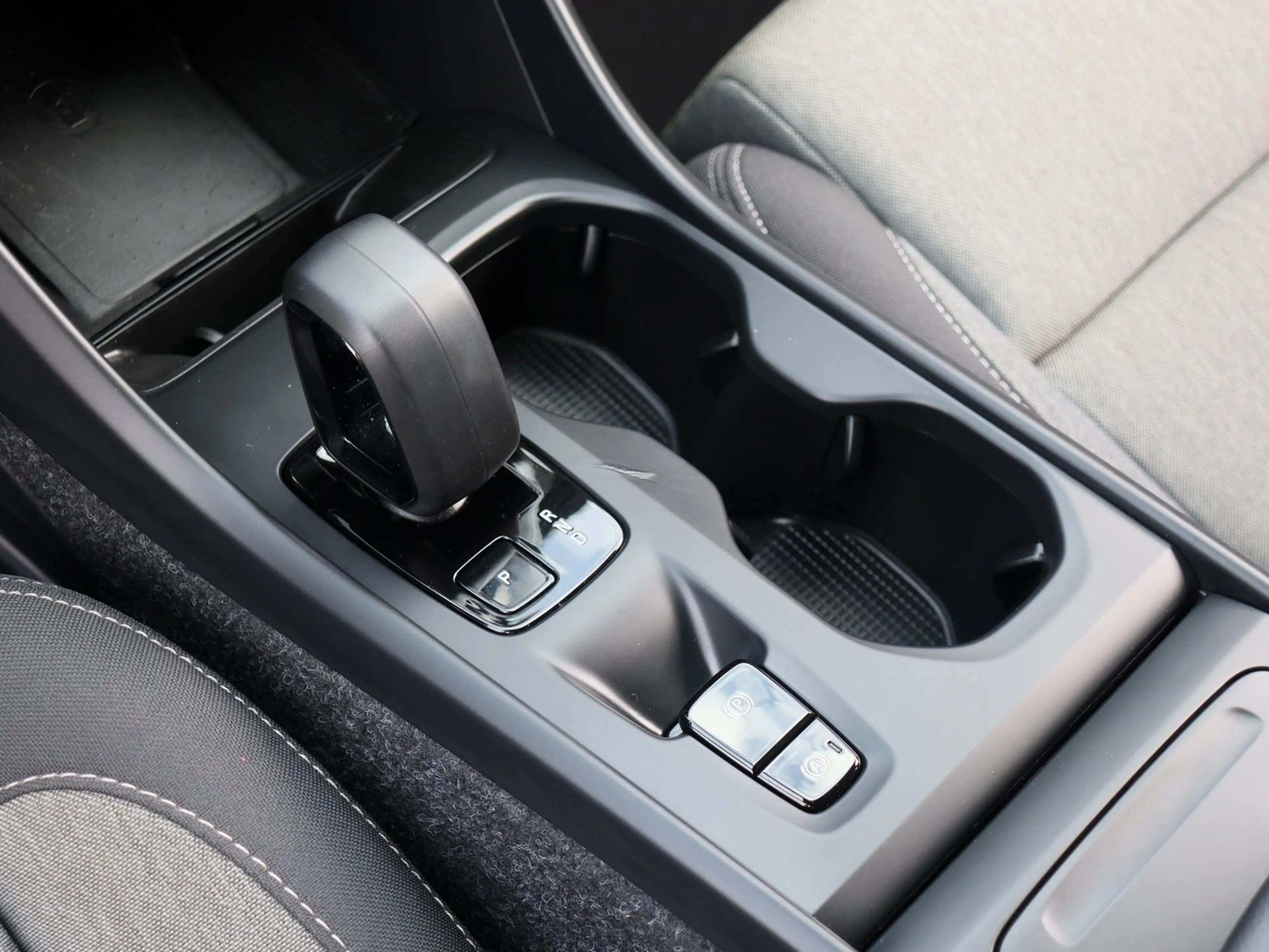Volvo XC40 B3 Core Rückfahrkamera Winterpaket - autom. Hec... — photo 9