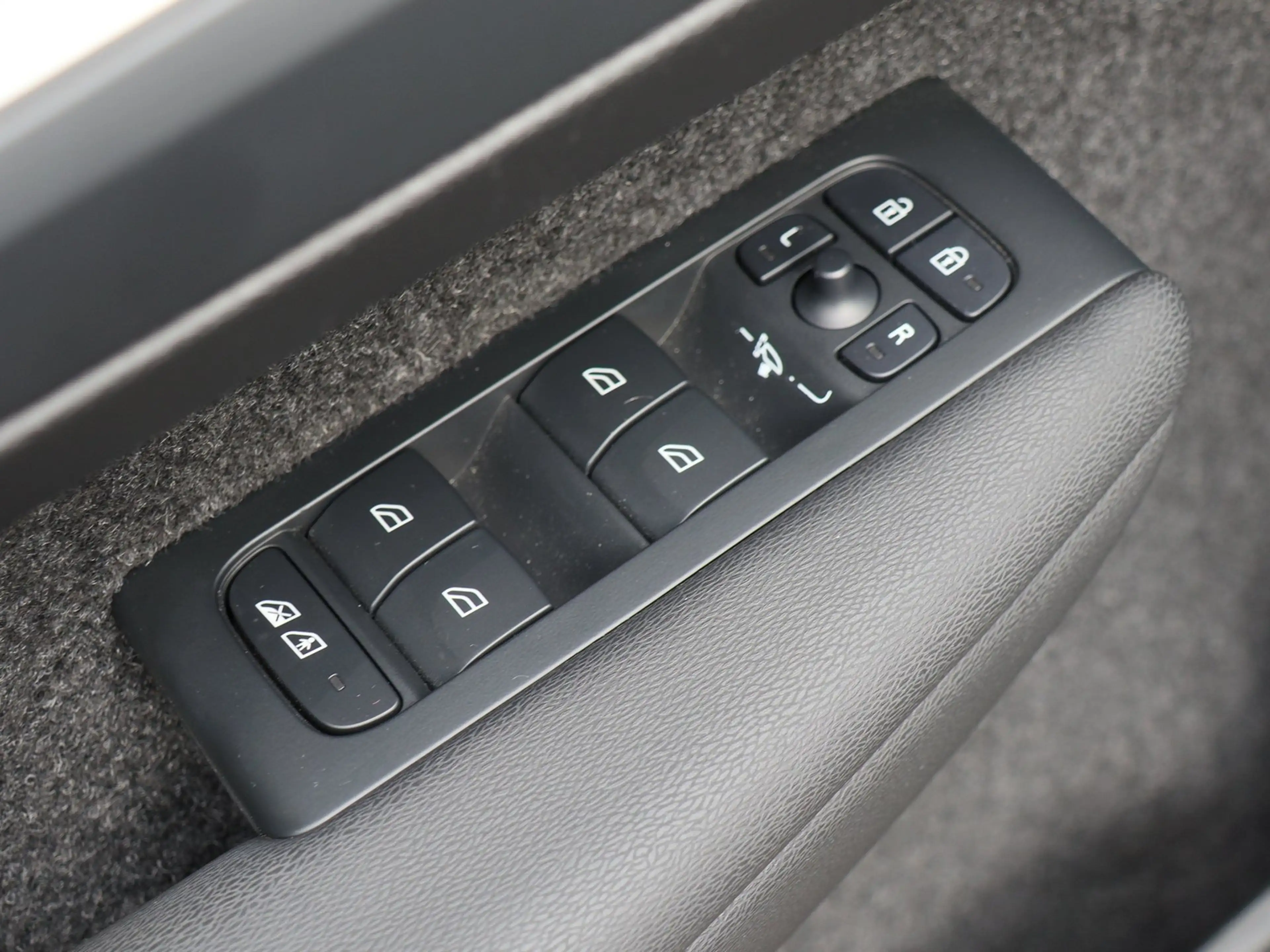 Volvo XC40 B3 Core Rückfahrkamera Winterpaket - autom. Hec... — photo 13