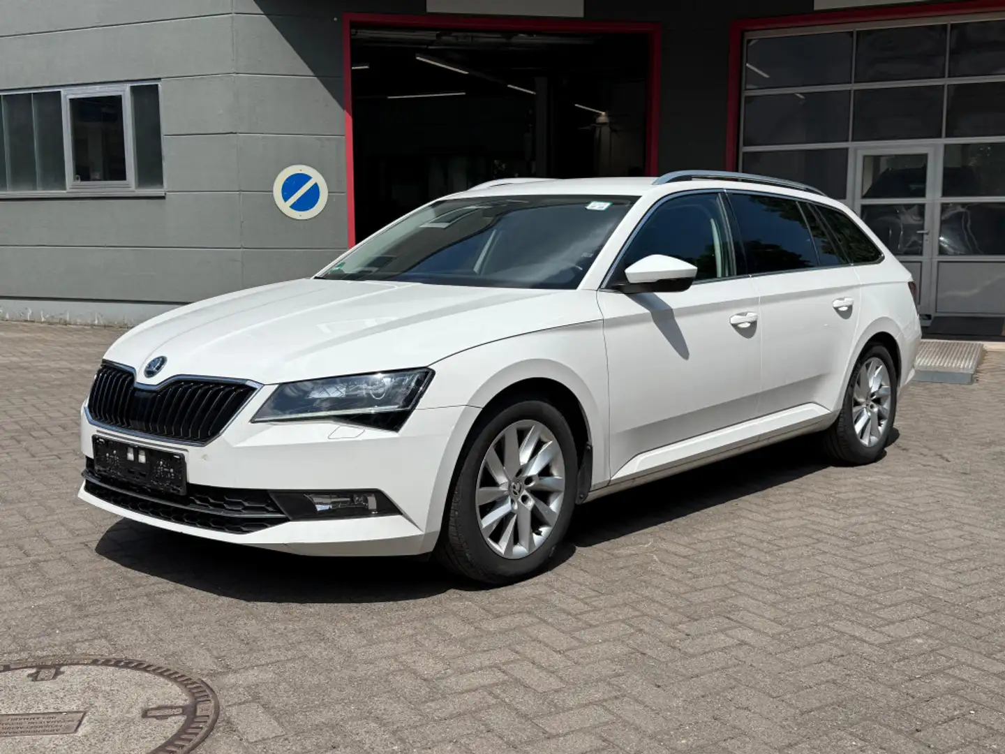 Skoda Superb 2.0 TDI DSG Premium Edit XEN+NAV+AHK+SHZ+ Weiß - 2