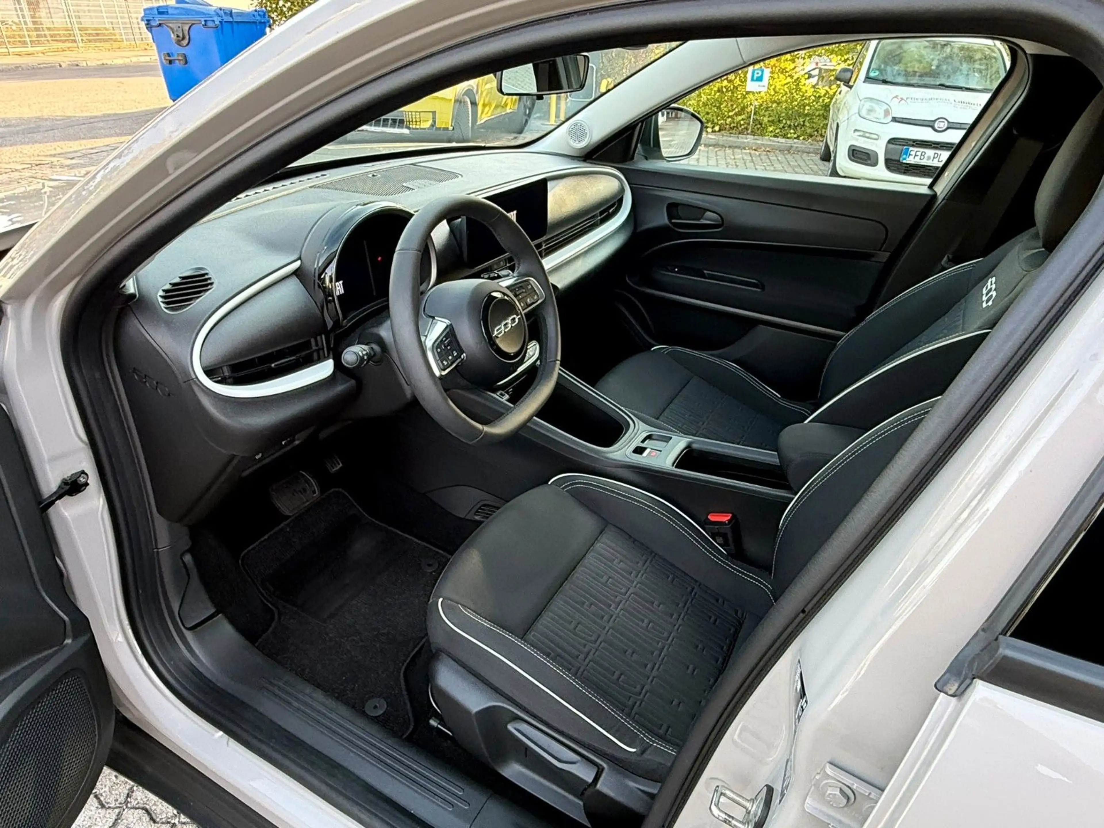 Fiat 600 Hybrid 125-Jahre-Edition — photo 13