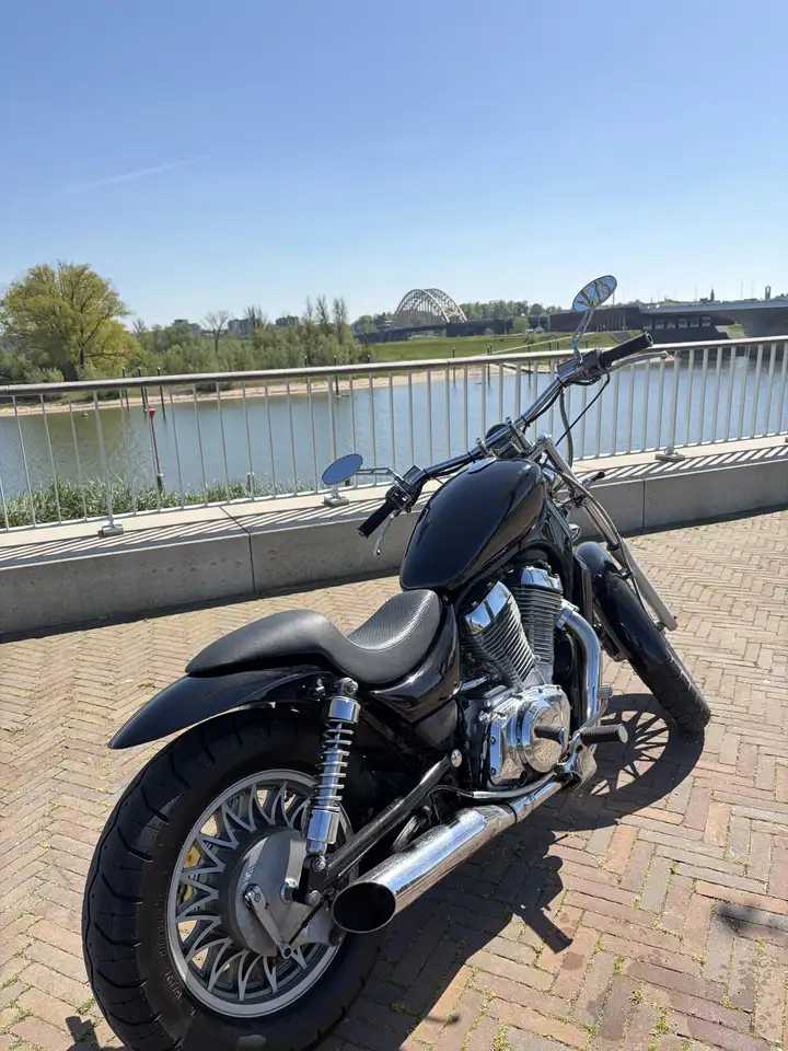 Suzuki VS 700