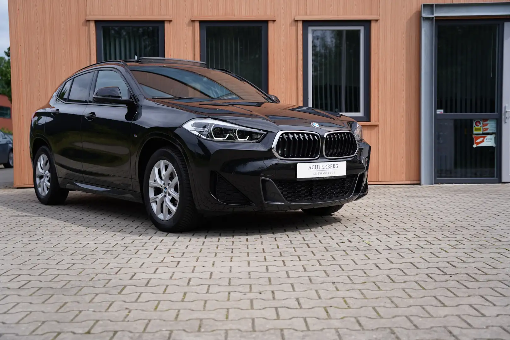 BMW X2 20i | sDrive | M-Sport | Panorama | Trekhaak | Hea Zwart - 2
