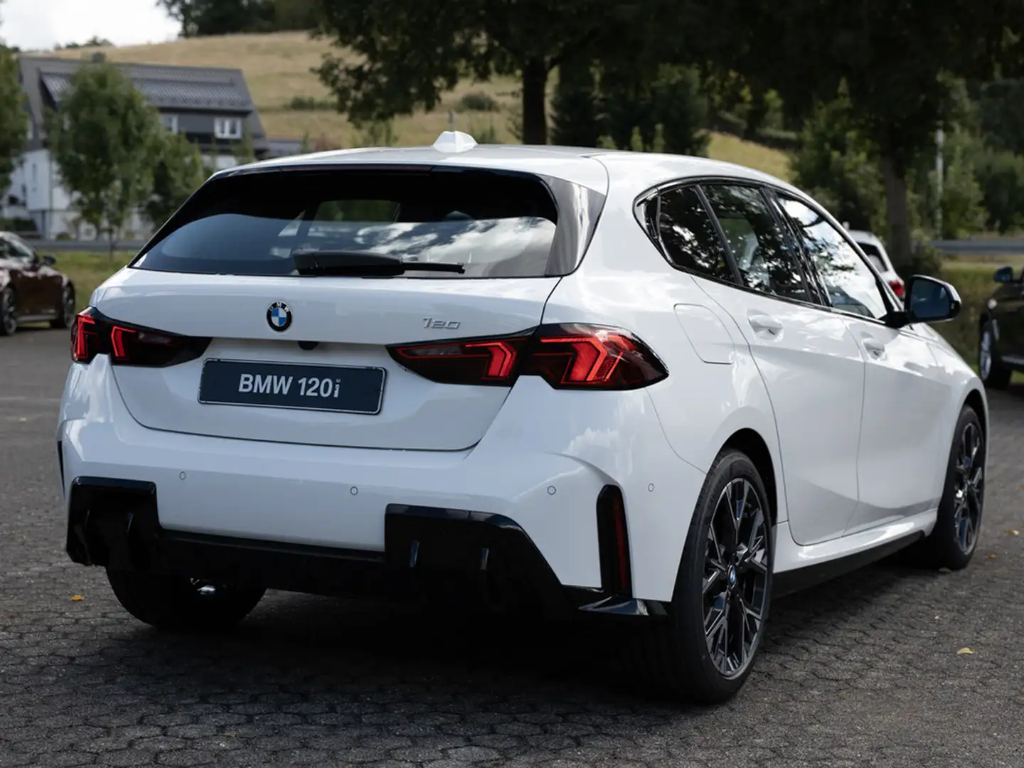 BMW 120 i M-Sport LED NAVI KAMERA SHZ PDC KEYLESS Wit - 2