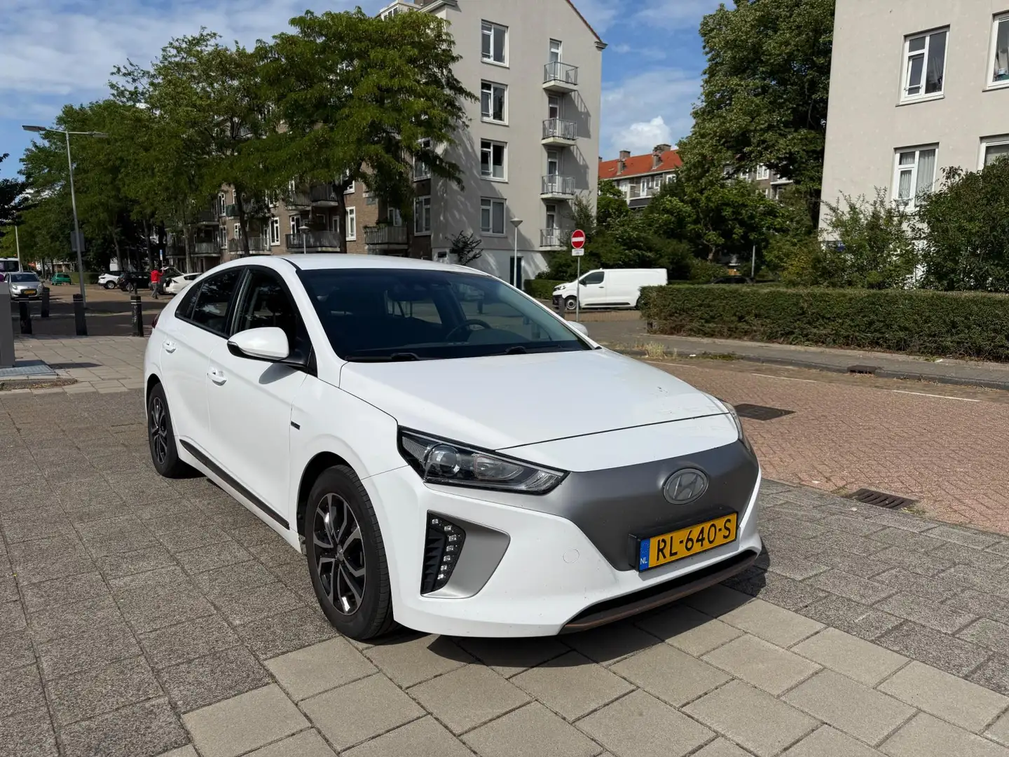 Hyundai IONIQ Comfort EV Snow White Metallic Biały - 1