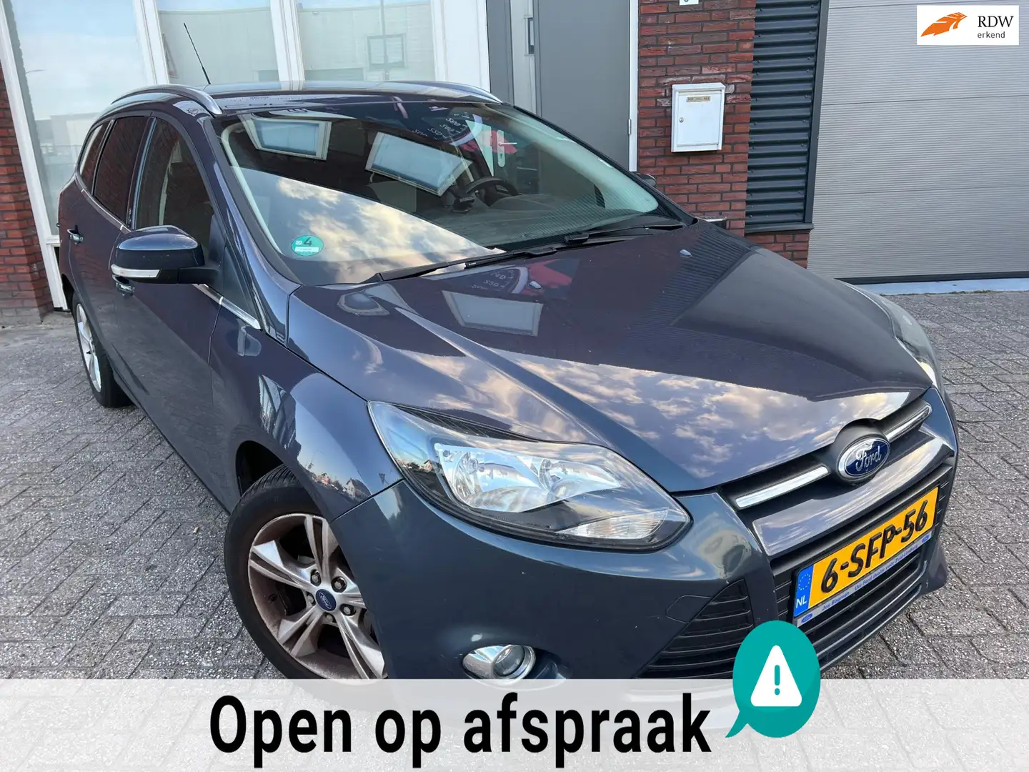 Ford Focus Wagon 1.0 EcoBoost Titanium / Navi / PDC / Stoelve Grijs - 1