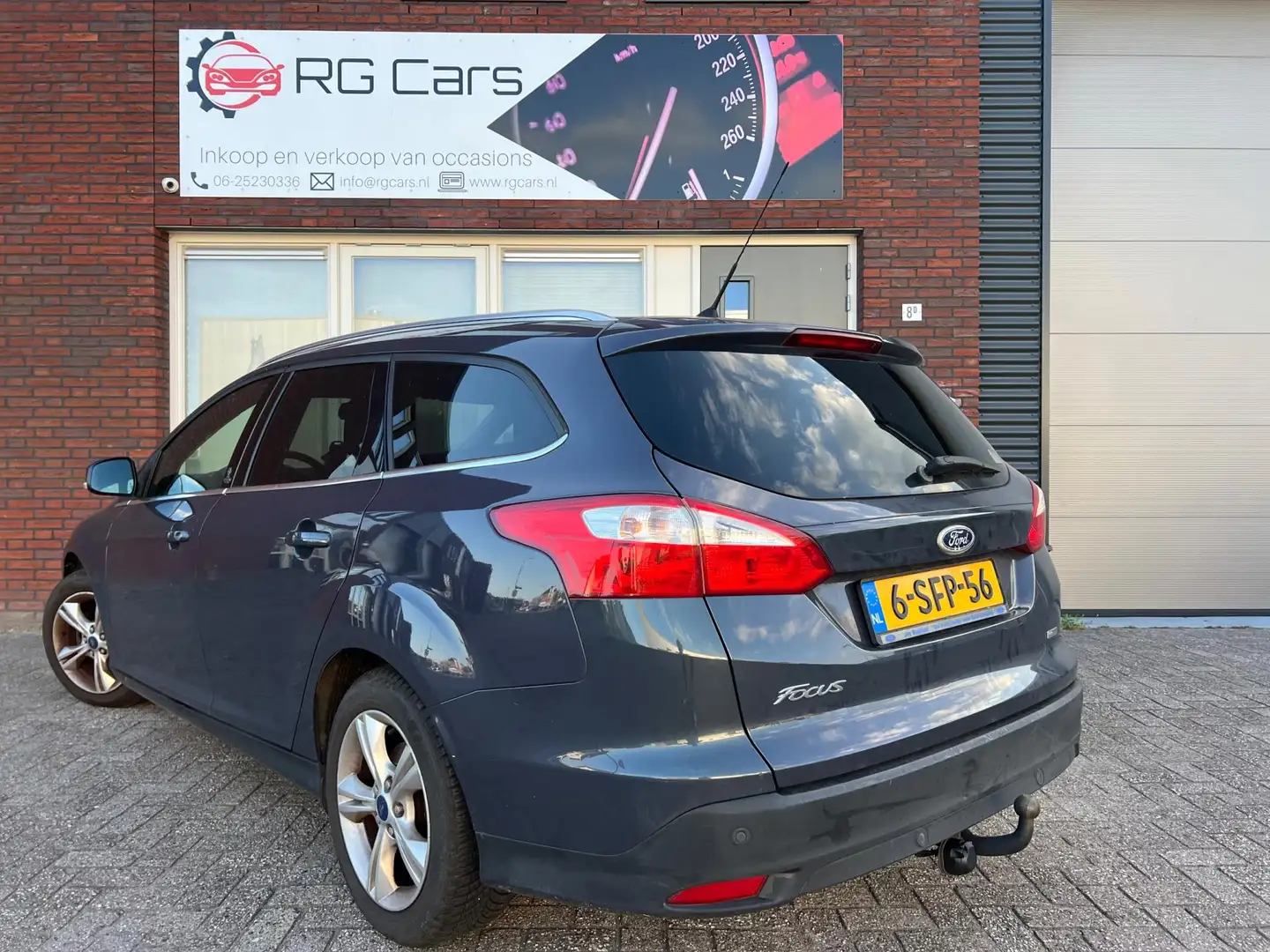 Ford Focus Wagon 1.0 EcoBoost Titanium / Navi / PDC / Stoelve Grijs - 2