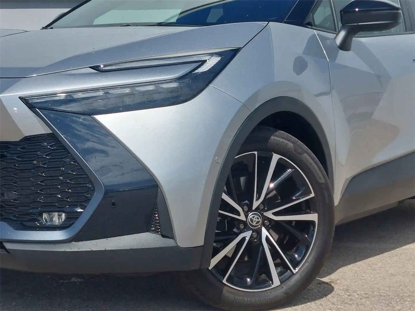 Toyota C-HR - 2,0 l Plugin 4x2 Lounge inkl. Safety, CVT Silber - 2