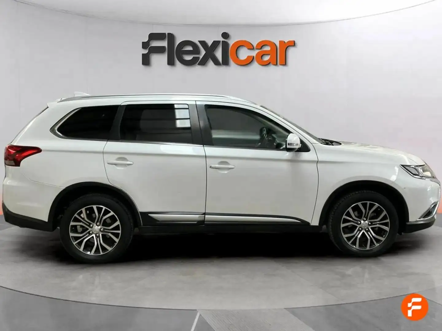 Mitsubishi Outlander 220 DI-D Motion 2WD 7 Plazas Giallo - 2