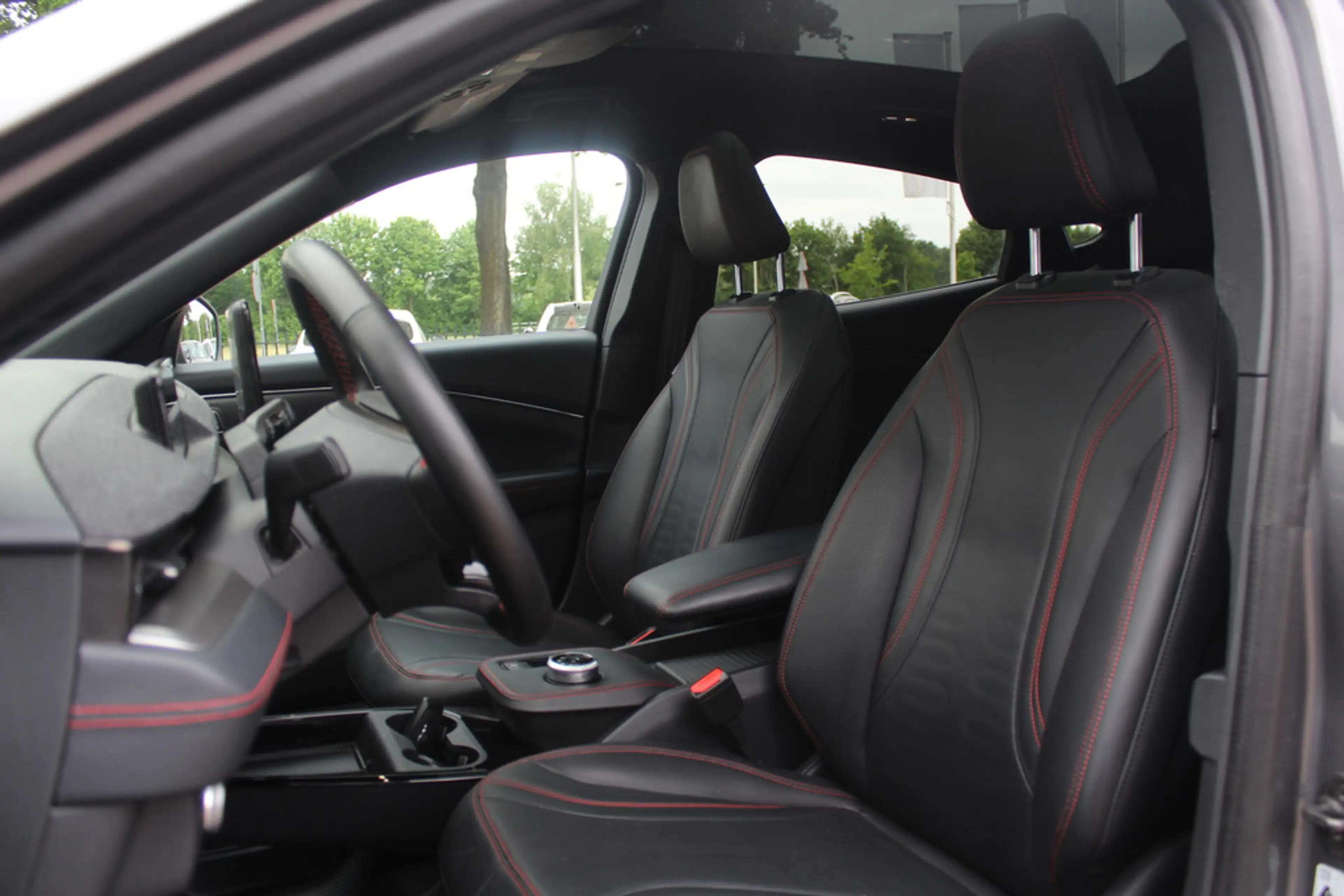 Ford Mustang Mach-E Extended First Edition AWD 98 kWh / Panoramadak / — photo 4