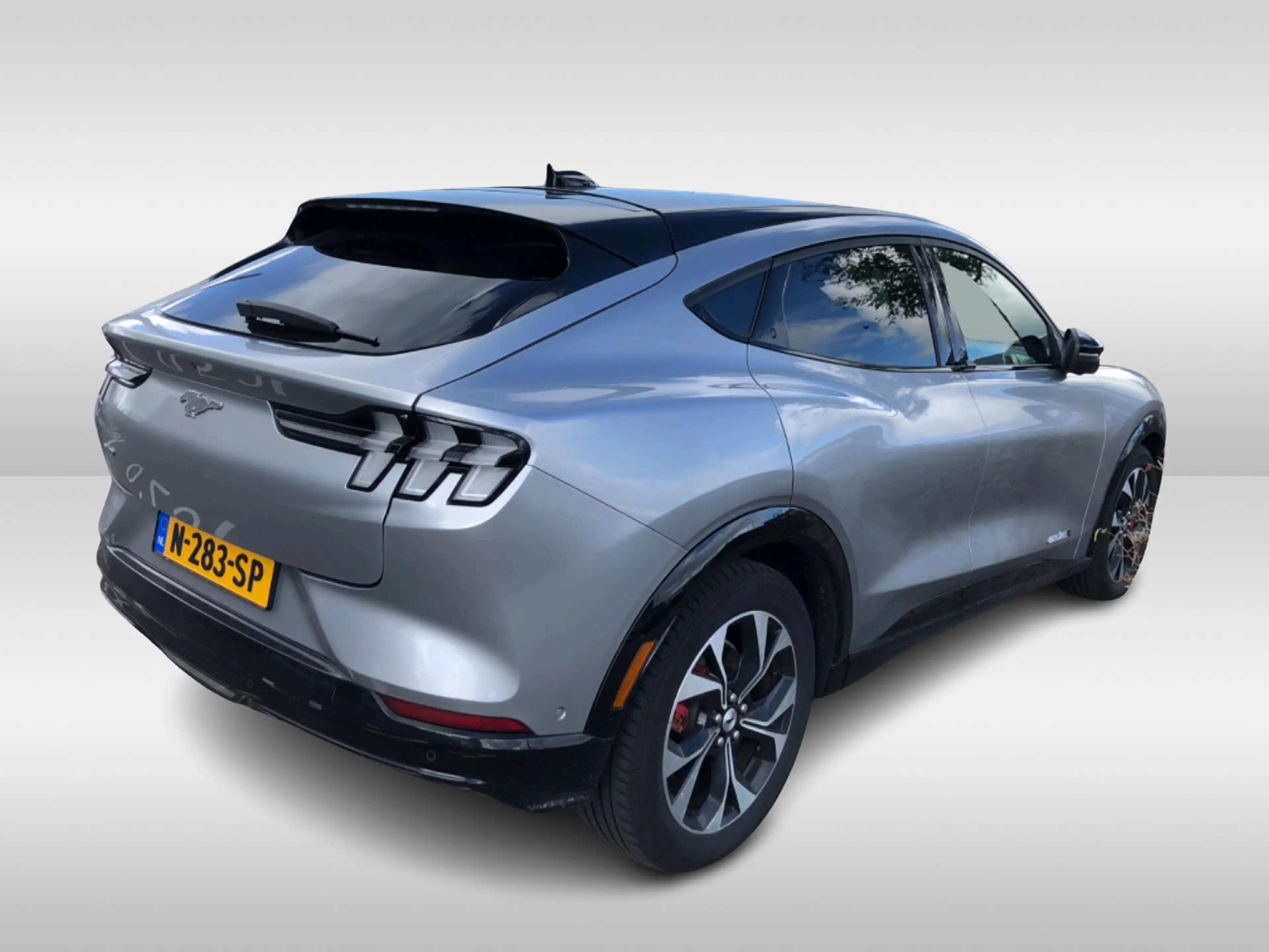Ford Mustang Mach-E Extended First Edition AWD 98 kWh / Panoramadak / — photo 3