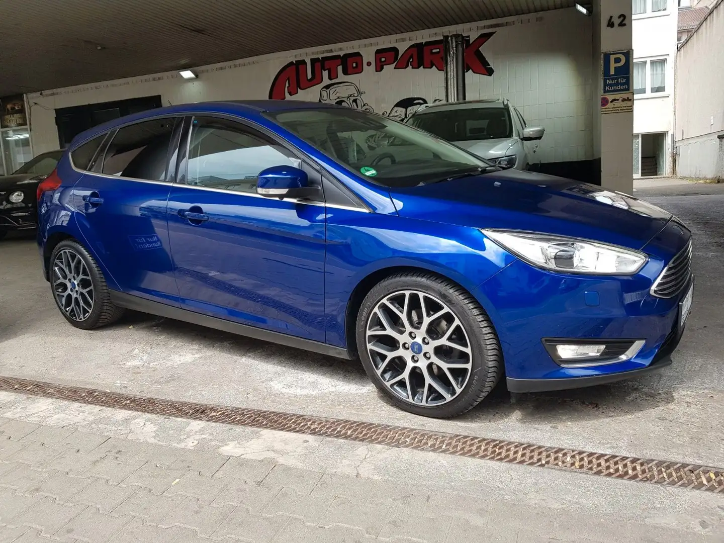 Ford Focus Lim. Titanium/1HAND/Garantie/ZahnriemenNEU Azul - 1