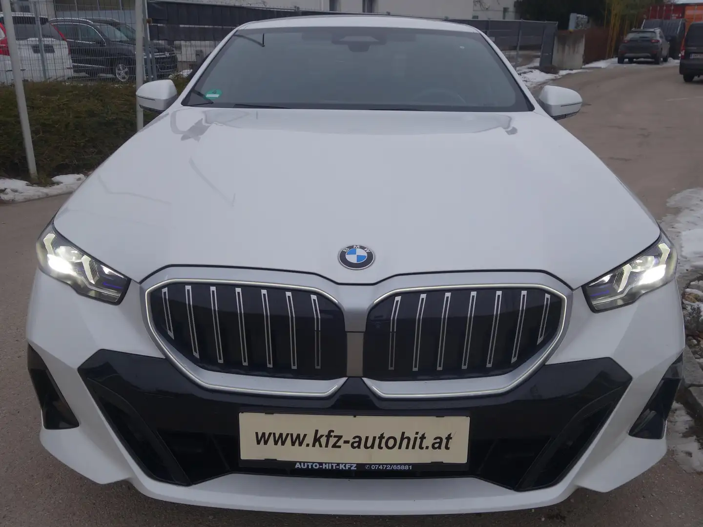 BMW 520 520d MHEV Aut.***M-Paket/AHK/8fach ALU*** Weiß - 2