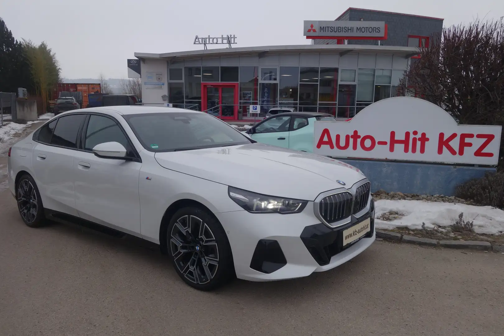 BMW 520 520d MHEV Aut.***M-Paket/AHK/8fach ALU*** Weiß - 1