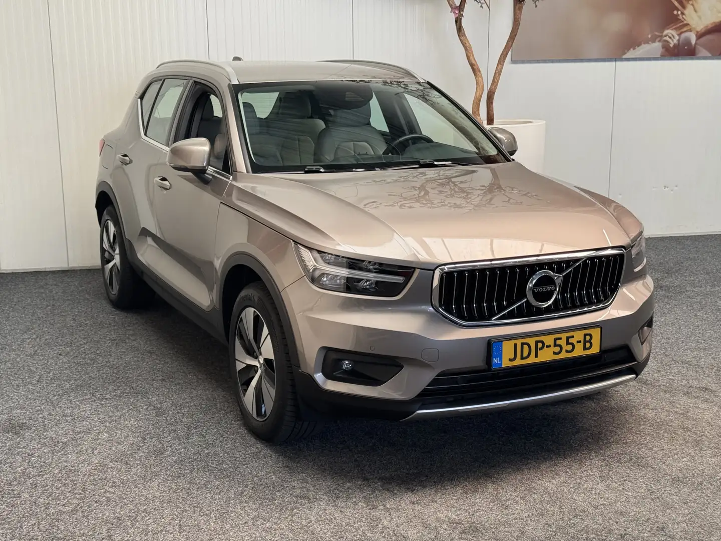Volvo XC40 1.5 T4 RECHARGE INSCRIPTION AUTOMAAT LEDER NAVIGAT Grau - 2