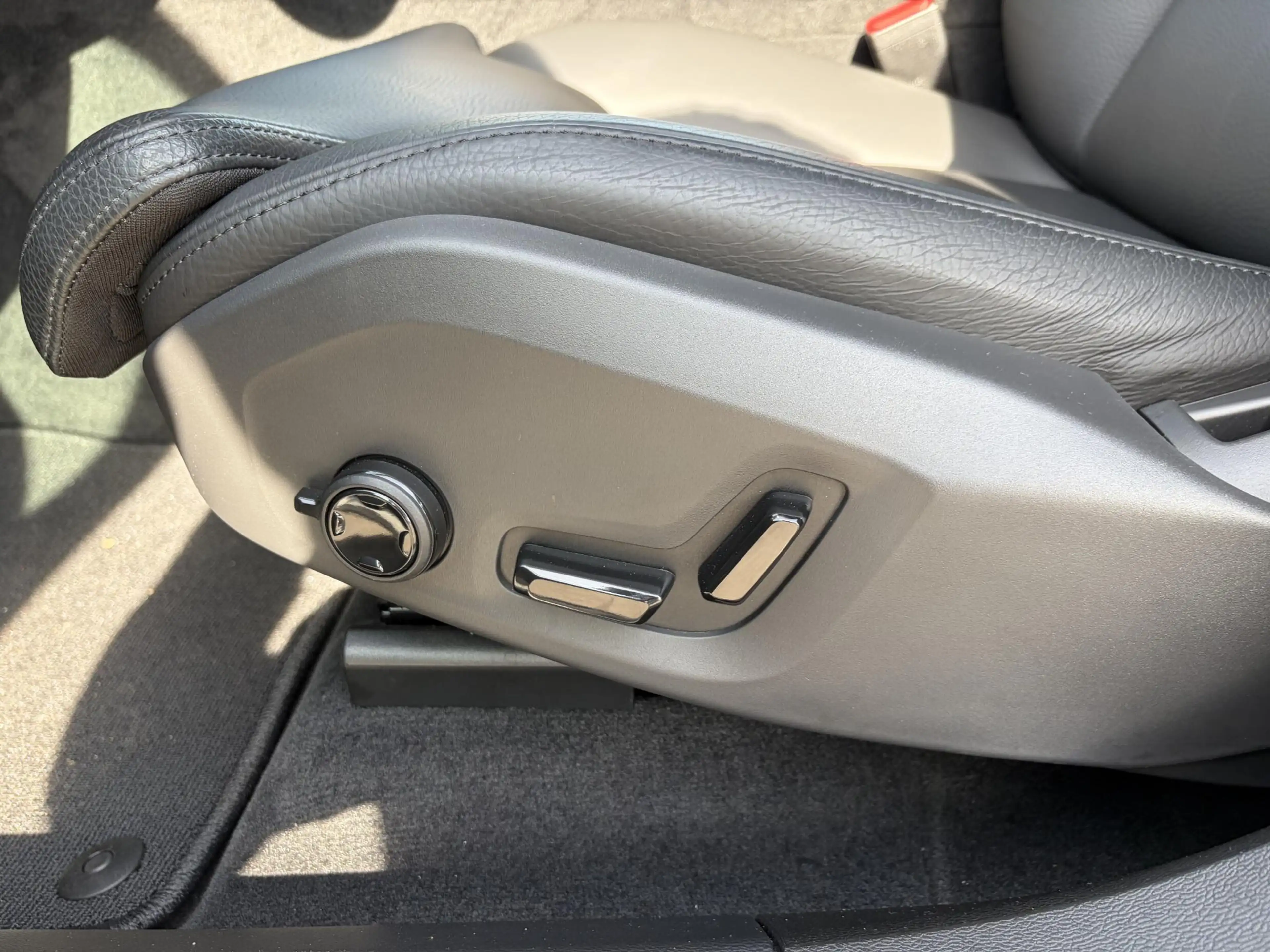 Volvo XC60 2.0 T8 Plug-in hybrid AWD Plus Dark VAN: 52.900,- — photo 19
