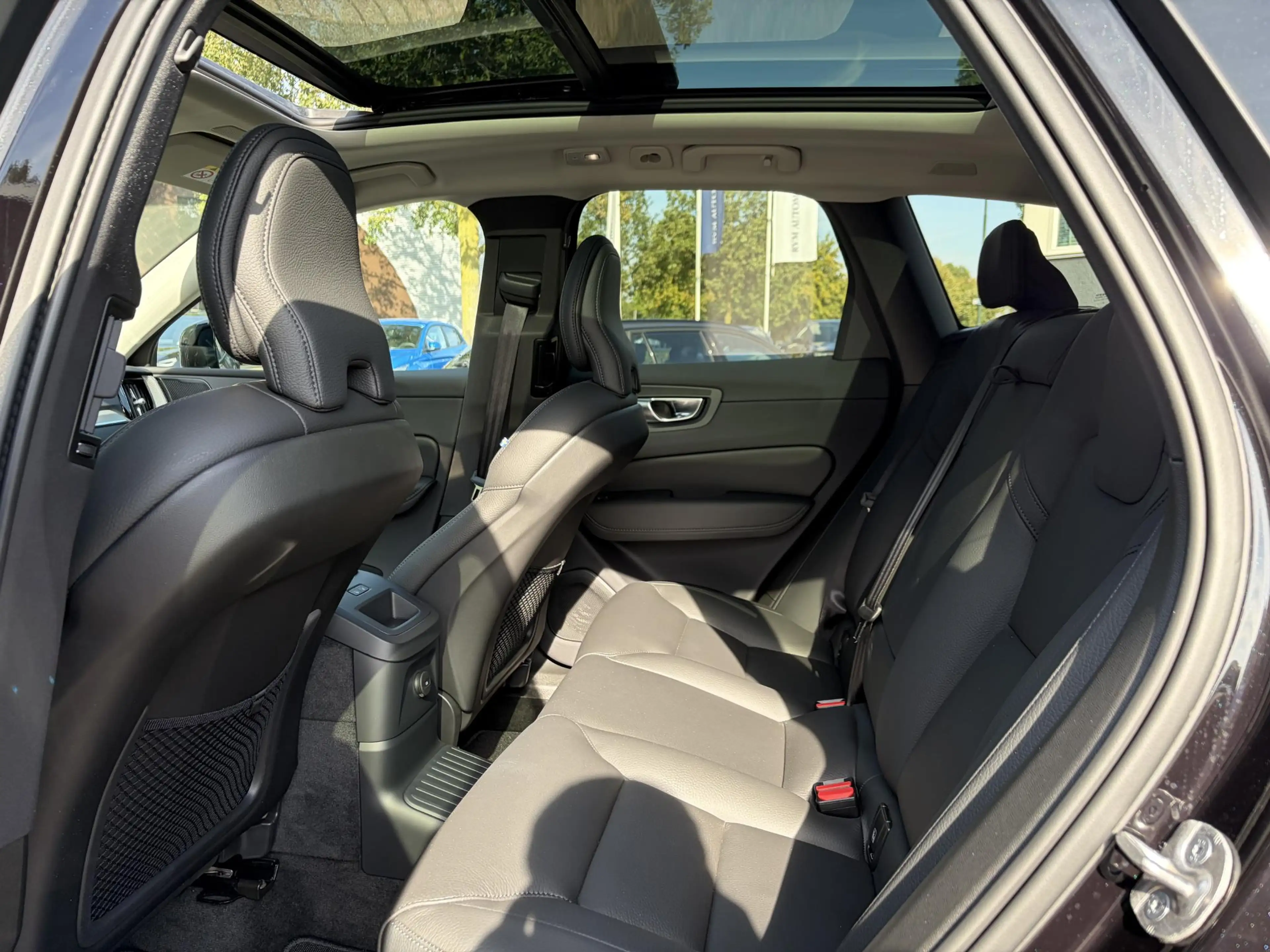 Volvo XC60 2.0 T8 Plug-in hybrid AWD Plus Dark VAN: 52.900,- — photo 14