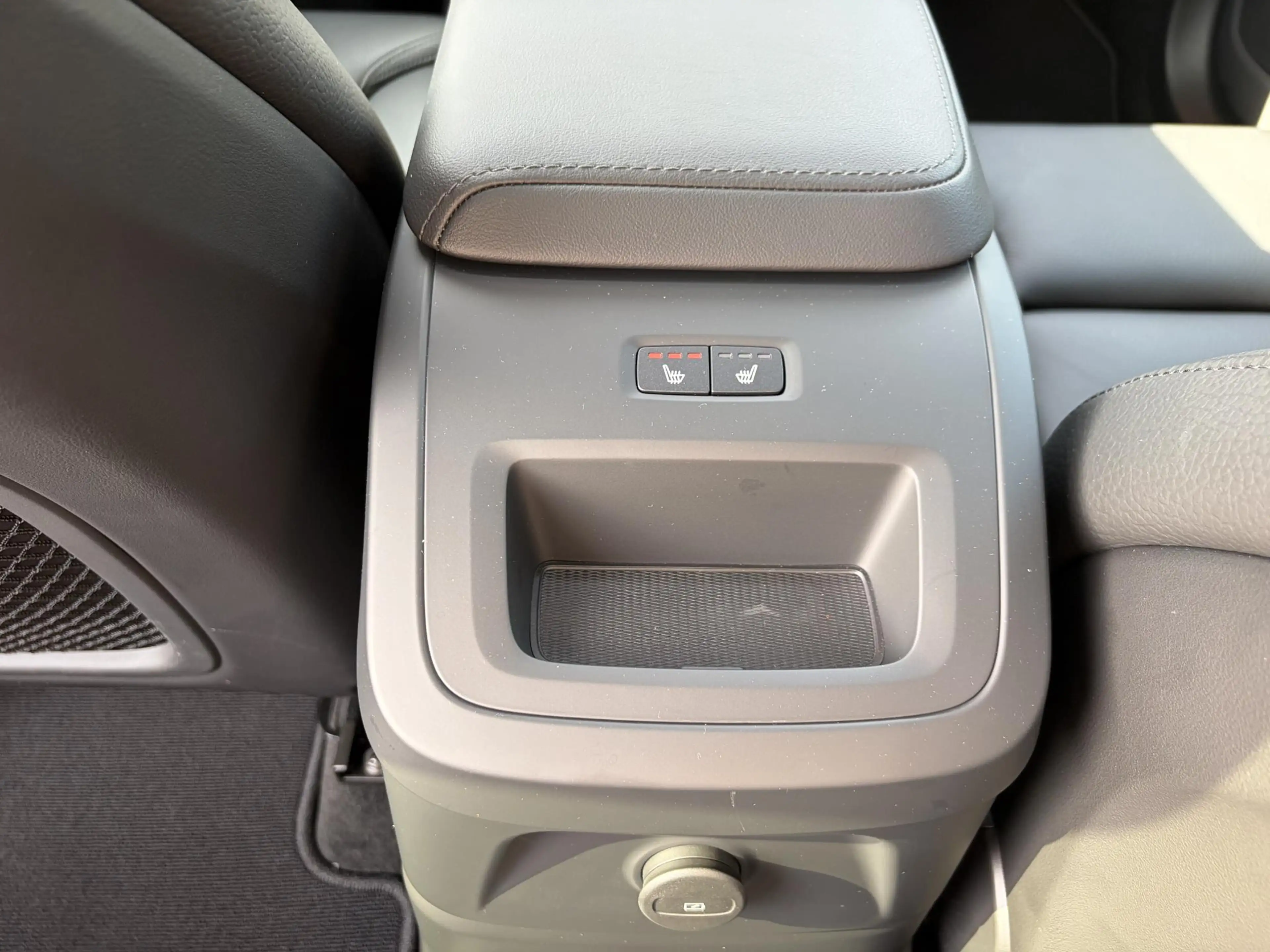 Volvo XC60 2.0 T8 Plug-in hybrid AWD Plus Dark VAN: 52.900,- — photo 8
