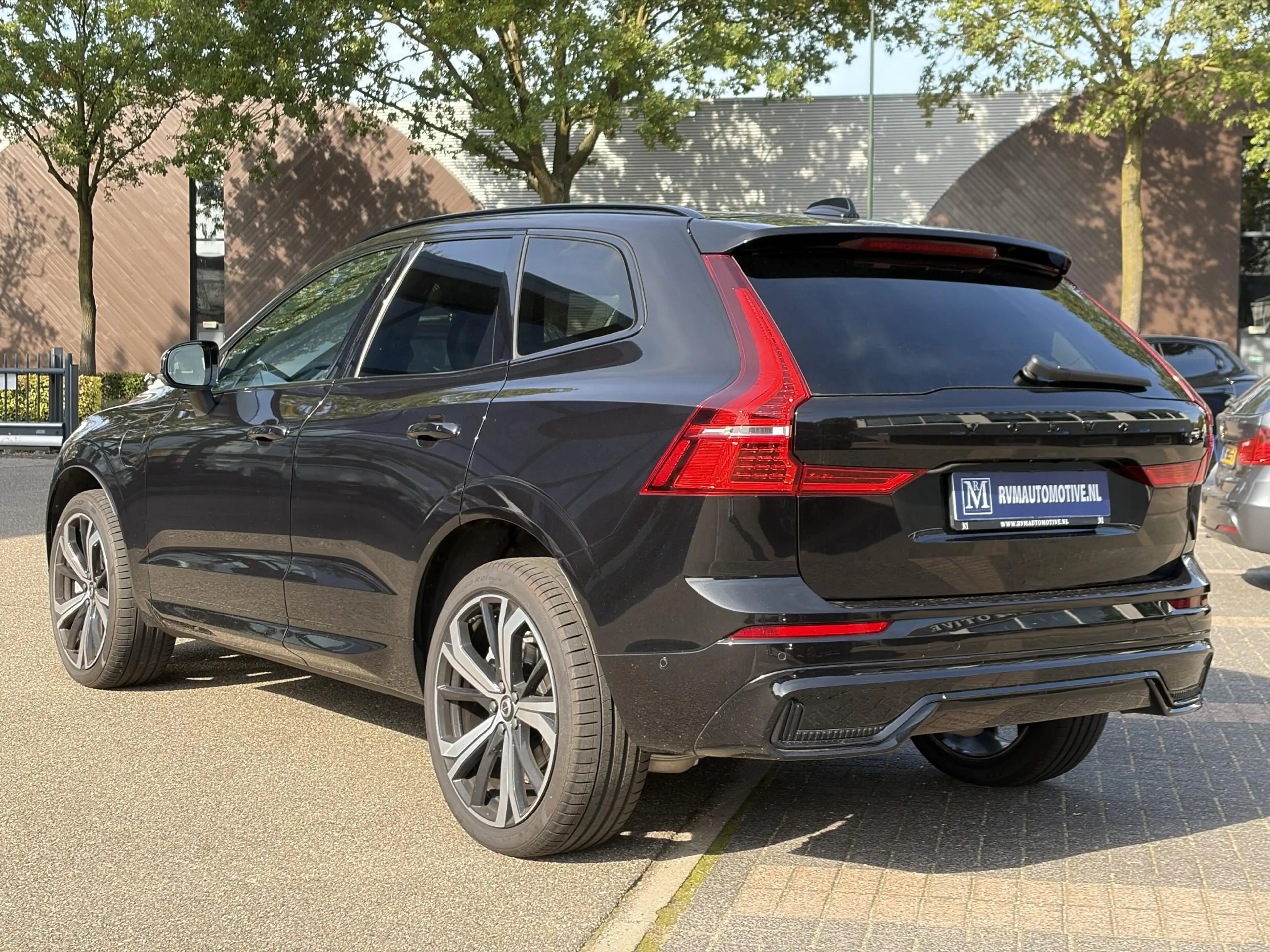 Volvo XC60 2.0 T8 Plug-in hybrid AWD Plus Dark VAN: 52.900,- — photo 11