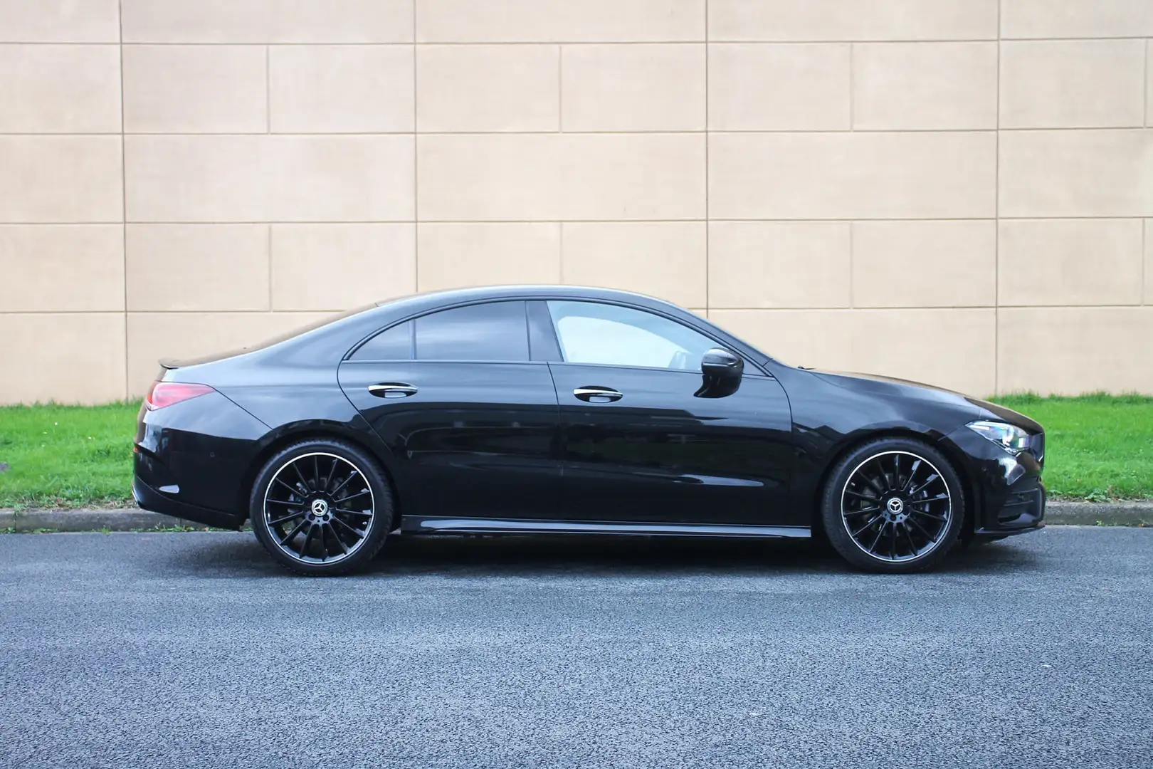 Mercedes-Benz CLA 180 AMG Line Zwart - 2