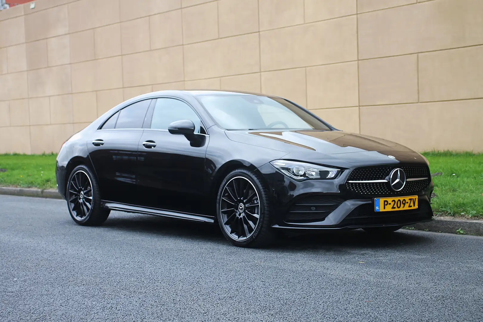 Mercedes-Benz CLA 180 AMG Line Zwart - 1