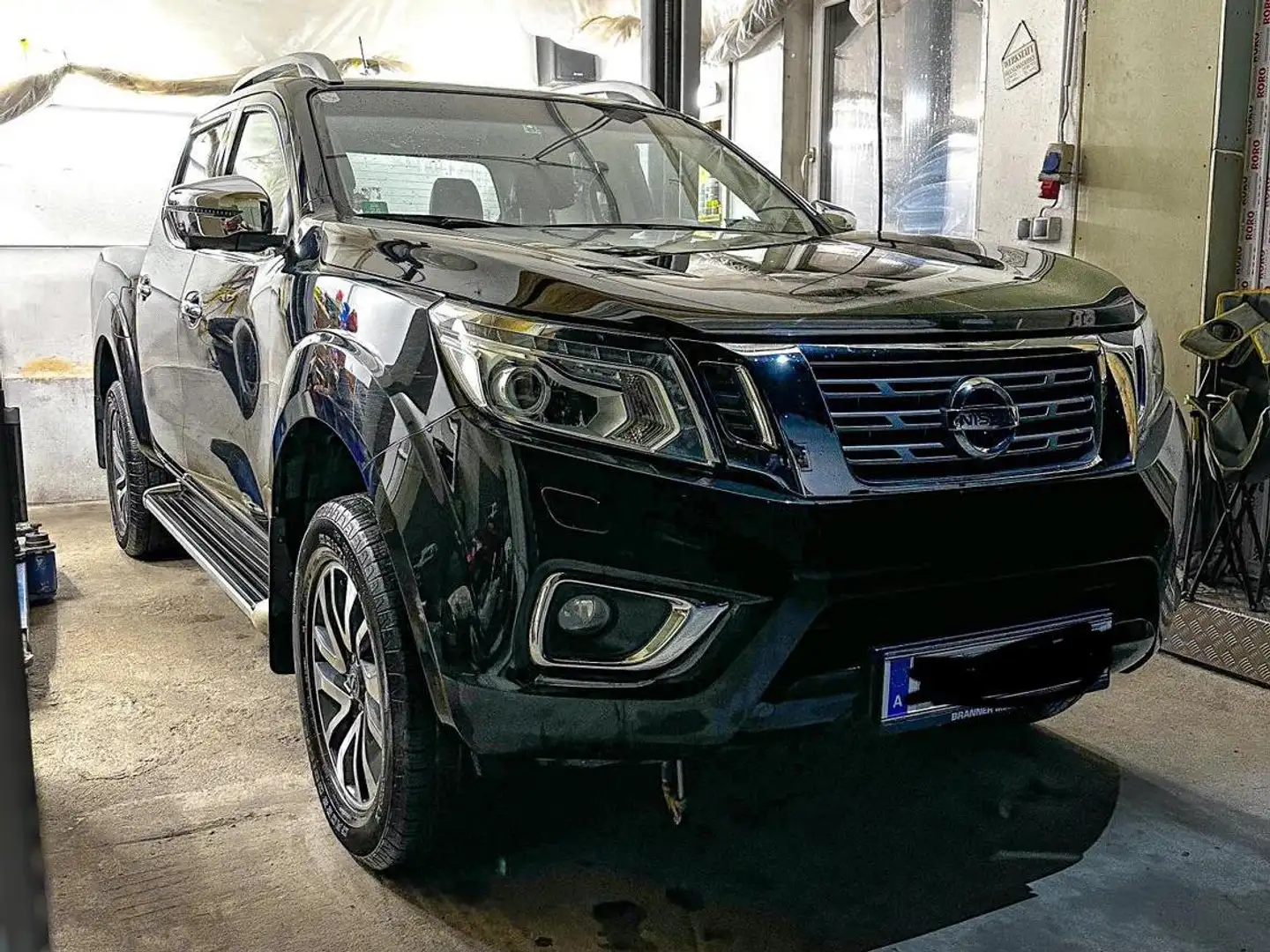 Nissan NP300 D231 / Tekna Double Cap 4x4 Schwarz - 1