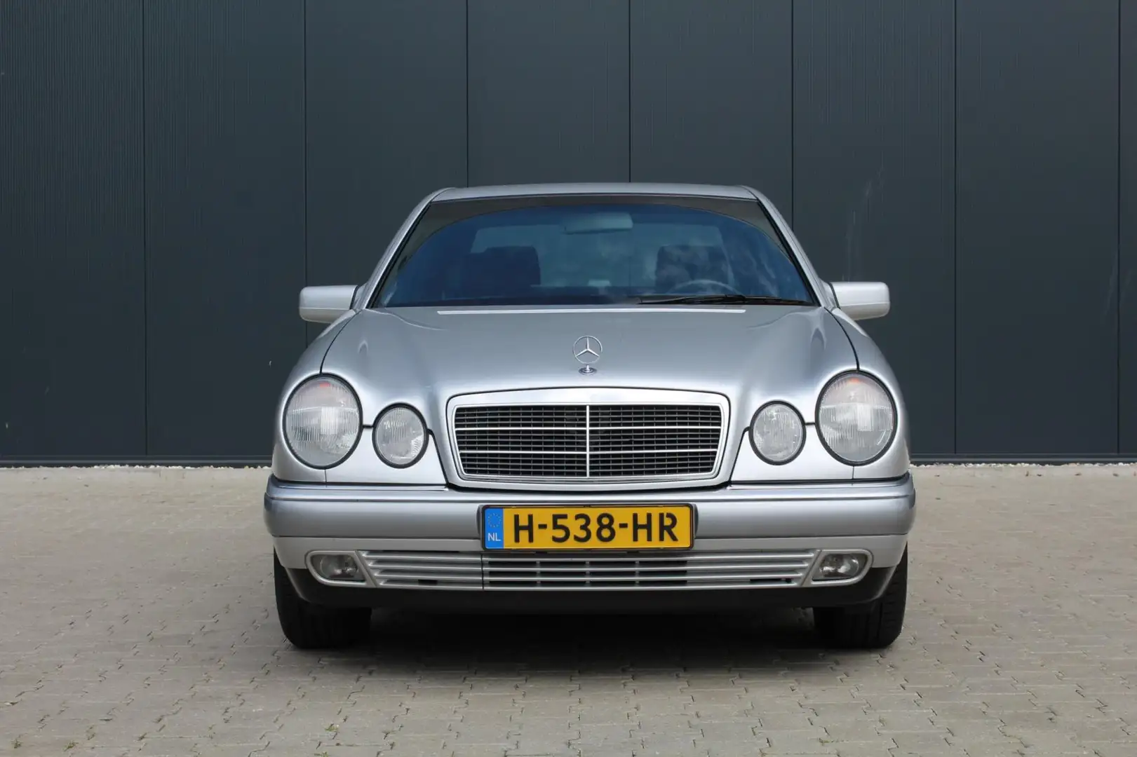 Mercedes-Benz E 240 Avantgarde | Youngtimer | Automaat | Onderhoud 100 Grau - 2