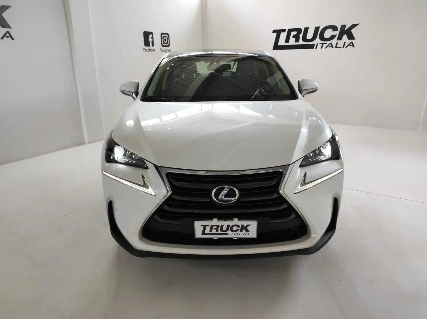 Lexus NX 300 NX 300h 2.5 HYBRID 4wd cvt Weiß - 2