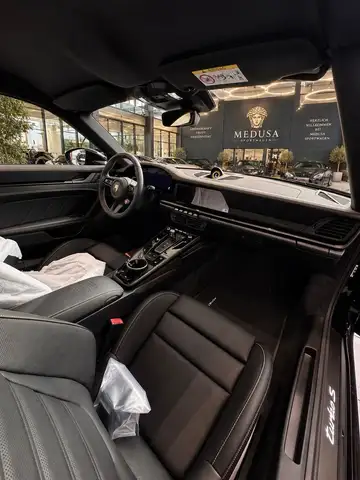 Porsche 911 view 8