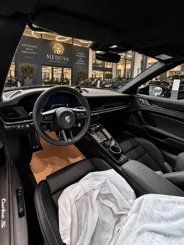 Porsche 911 view 7