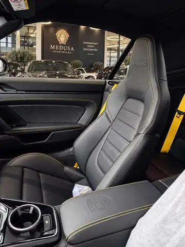 Porsche 911 view 9