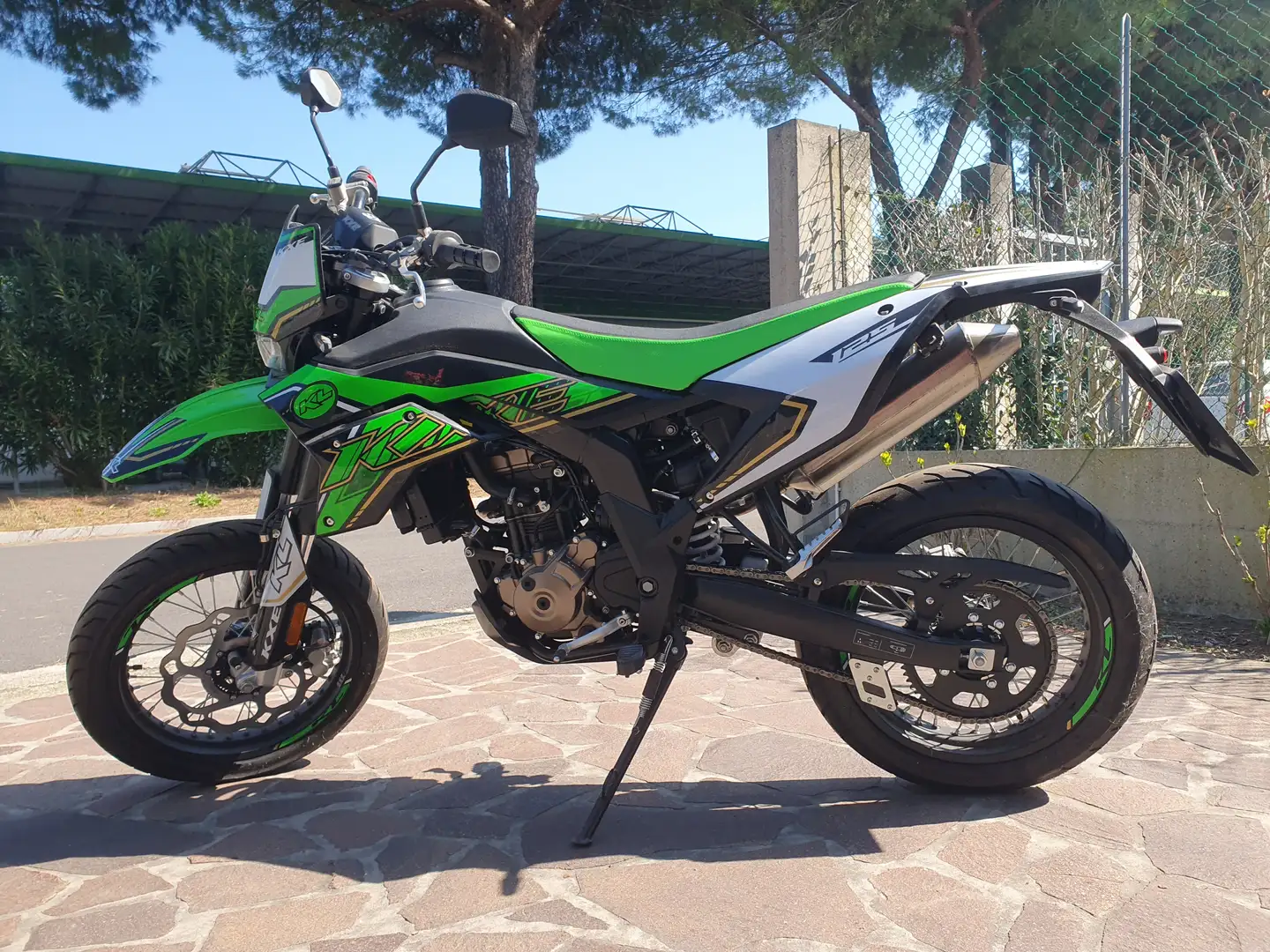 KL Motors XKE Motard 125 motard Grün - 2