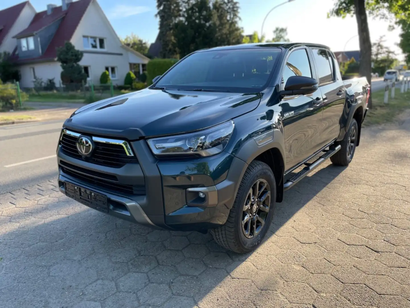 Toyota Hilux 2.8 Invincible Double Cab*360°*JBL*AHK Grün - 1