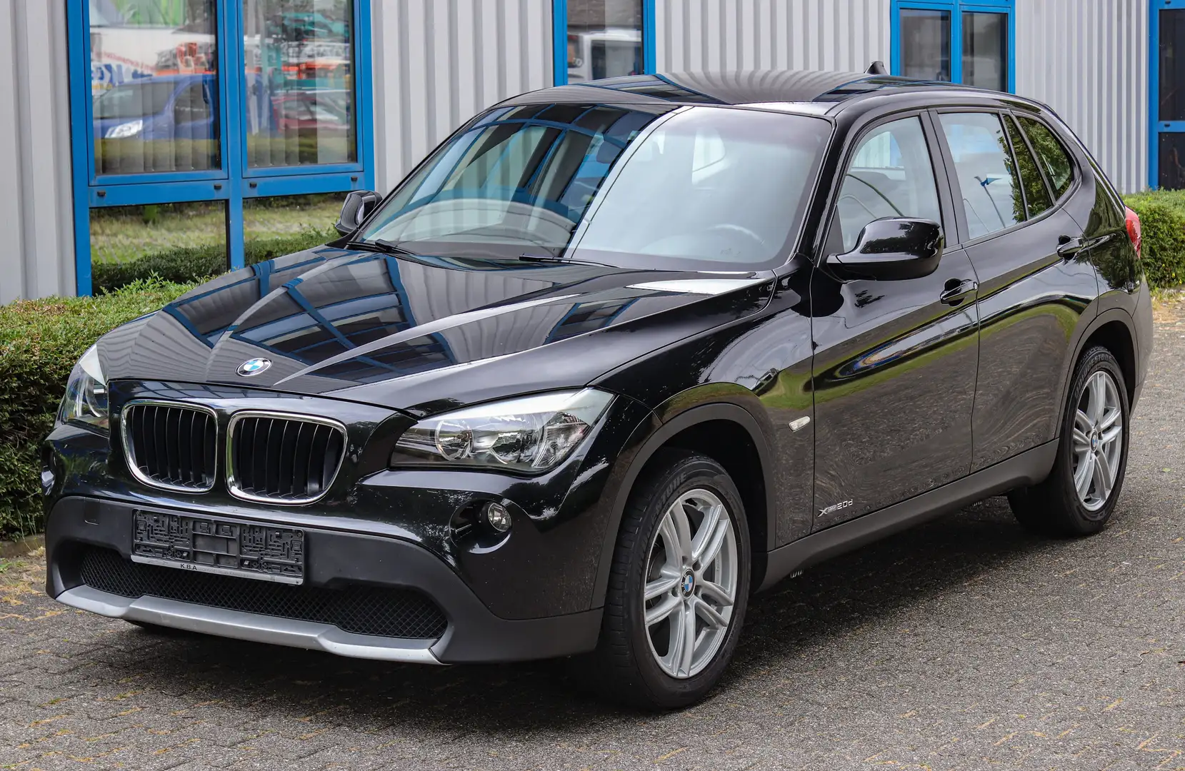 BMW X1 20d xDrive AUTOMATIK*AHK*PDC*ALU*SPORTSITZE* Schwarz - 1