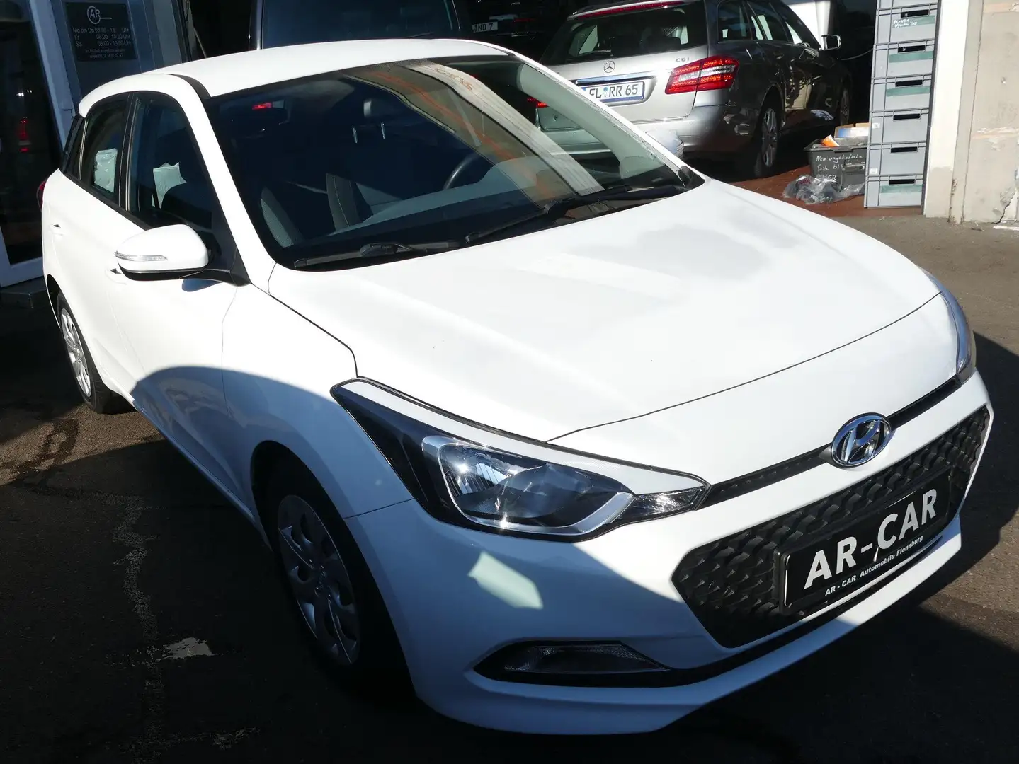 Hyundai i20 i20 1.2 Klima Radio CD AUX USB MP3 Isofix AHK Weiß - 2