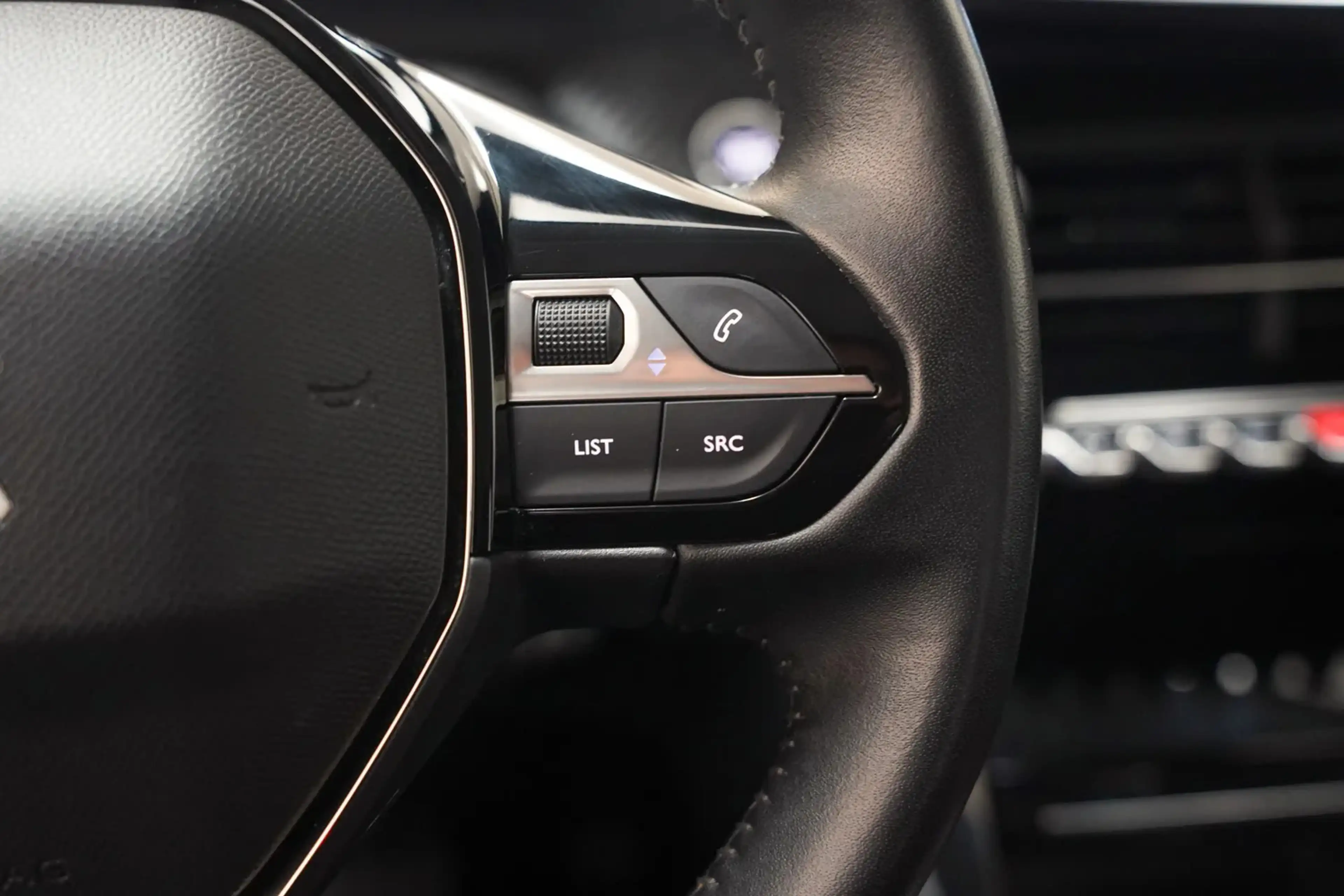 Peugeot e-208 Allure 50 kWh [ Climate Apple/Android Cruise ] — photo 15
