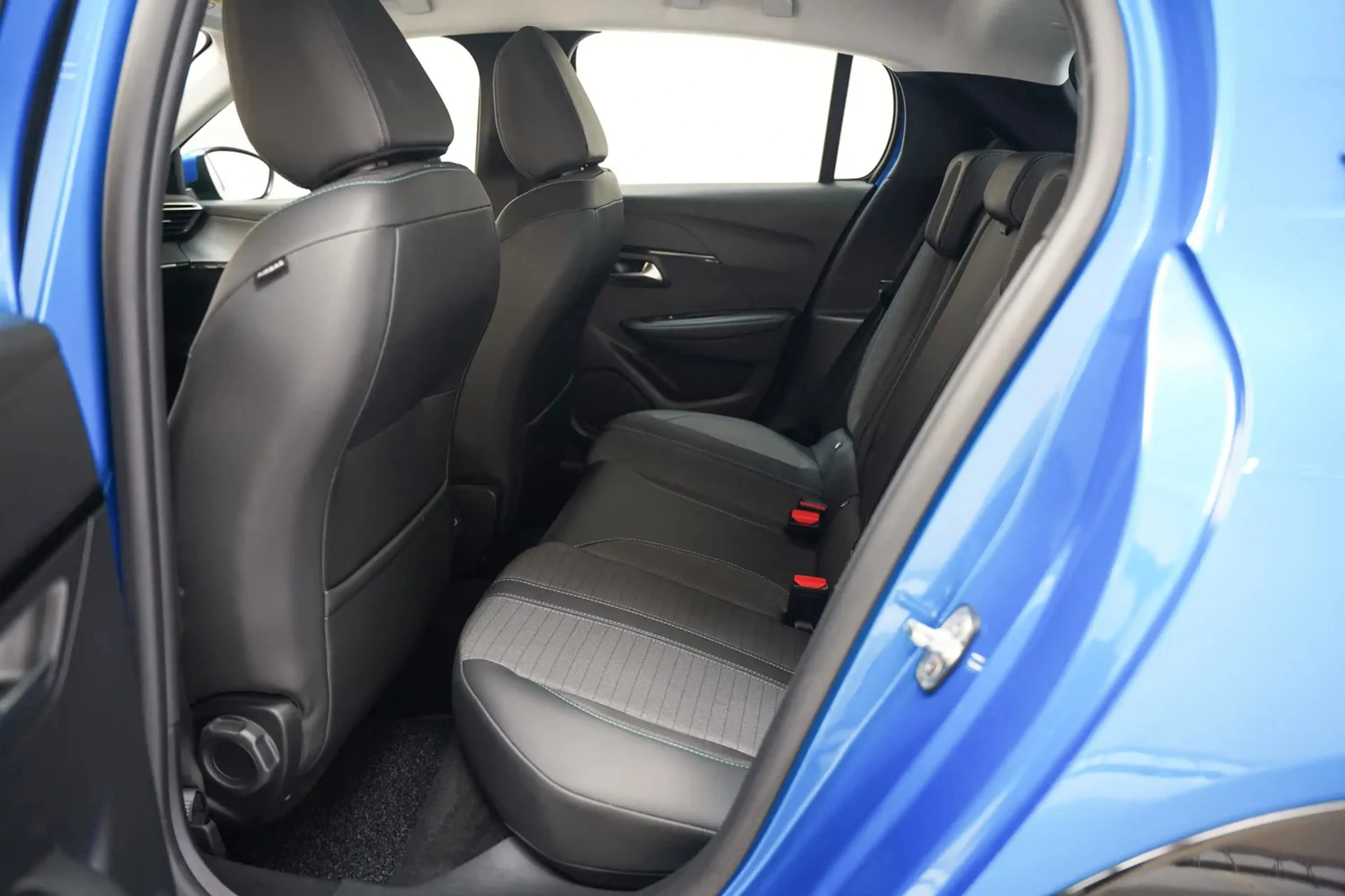 Peugeot e-208 Allure 50 kWh [ Climate Apple/Android Cruise ] — photo 9