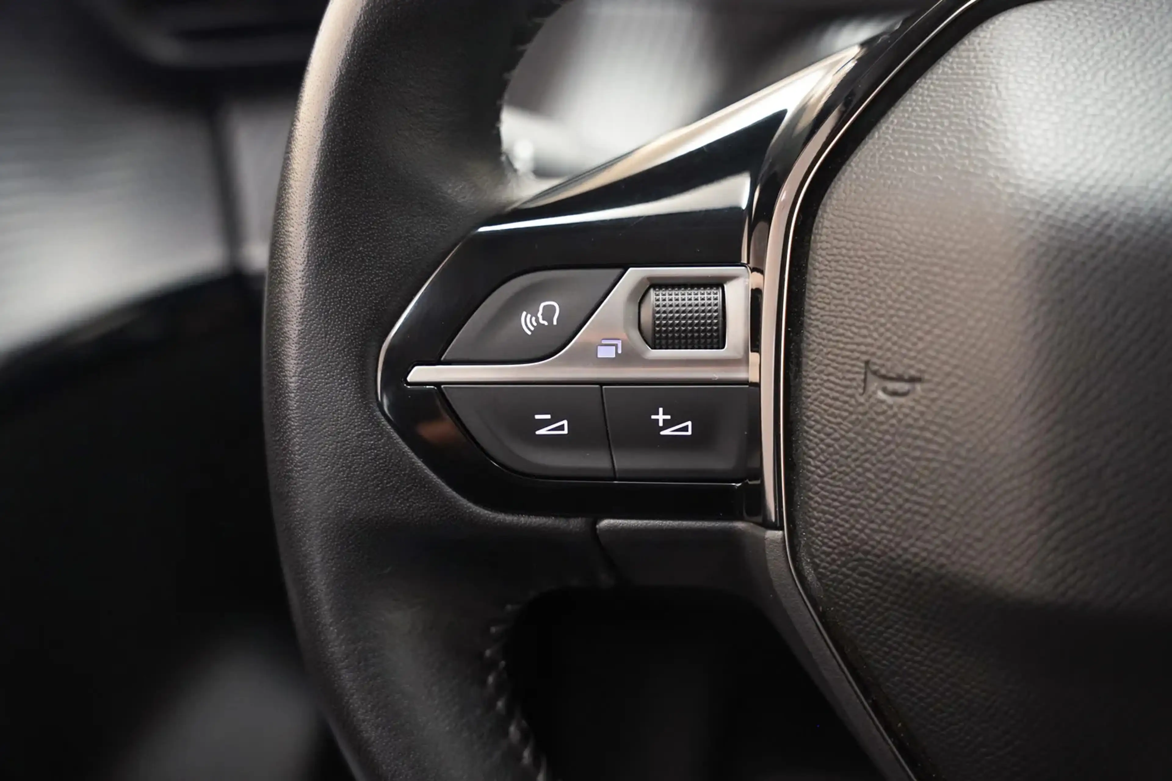 Peugeot e-208 Allure 50 kWh [ Climate Apple/Android Cruise ] — photo 14